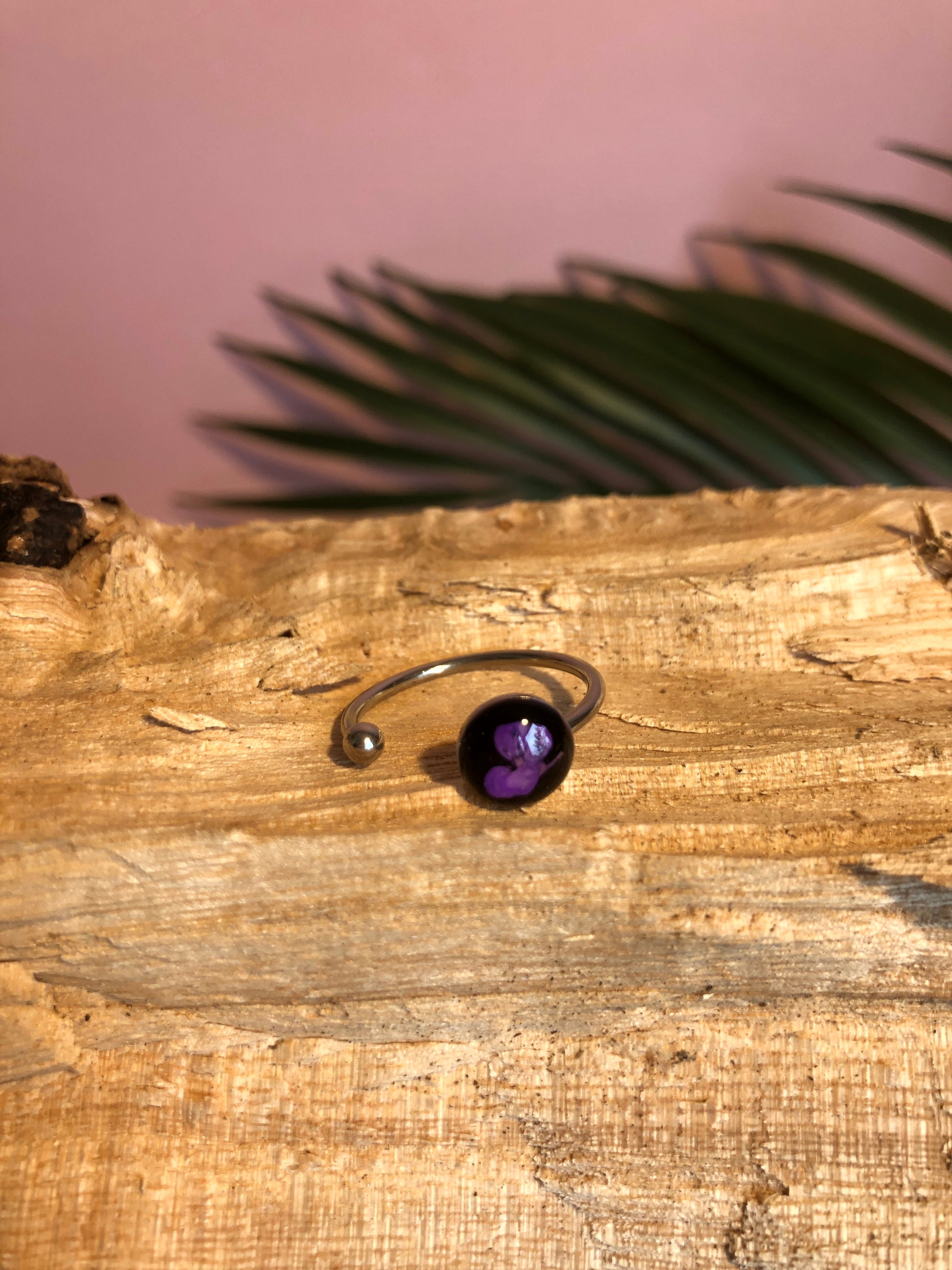 bague en résine avec fleur