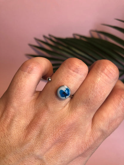 bague en résine avec fleur incrsutée