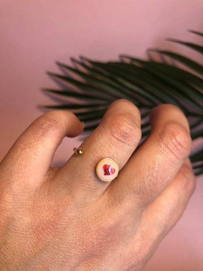 bague anneau rond en résine et fleur incrustée