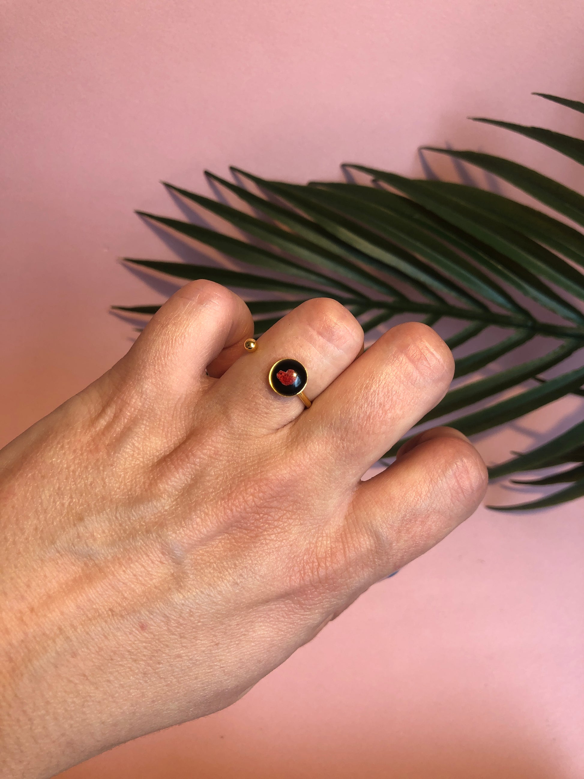 bague en résine femme et fleur d'alysse incrustée 