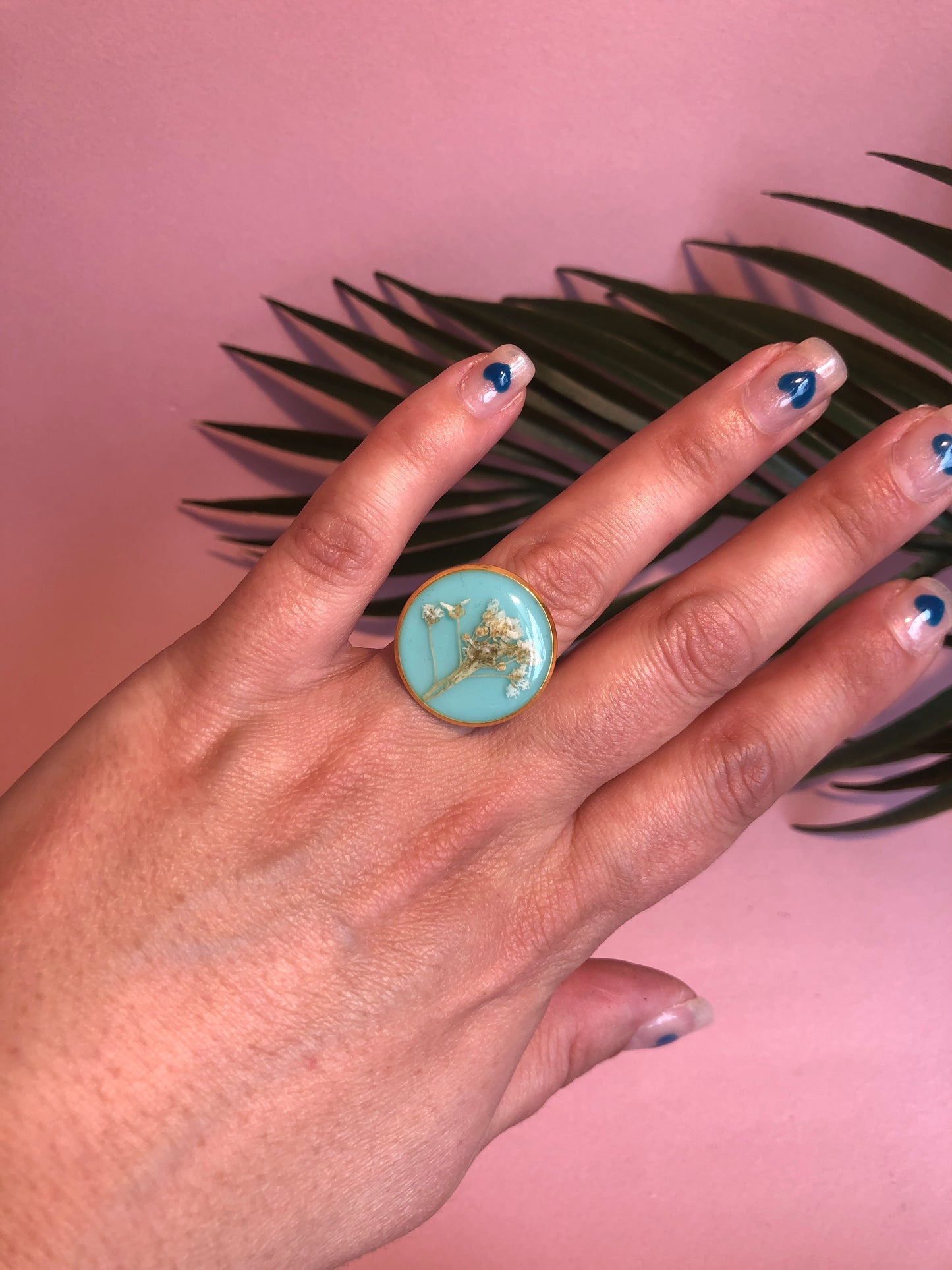 bague ronde en résine avec fleurs