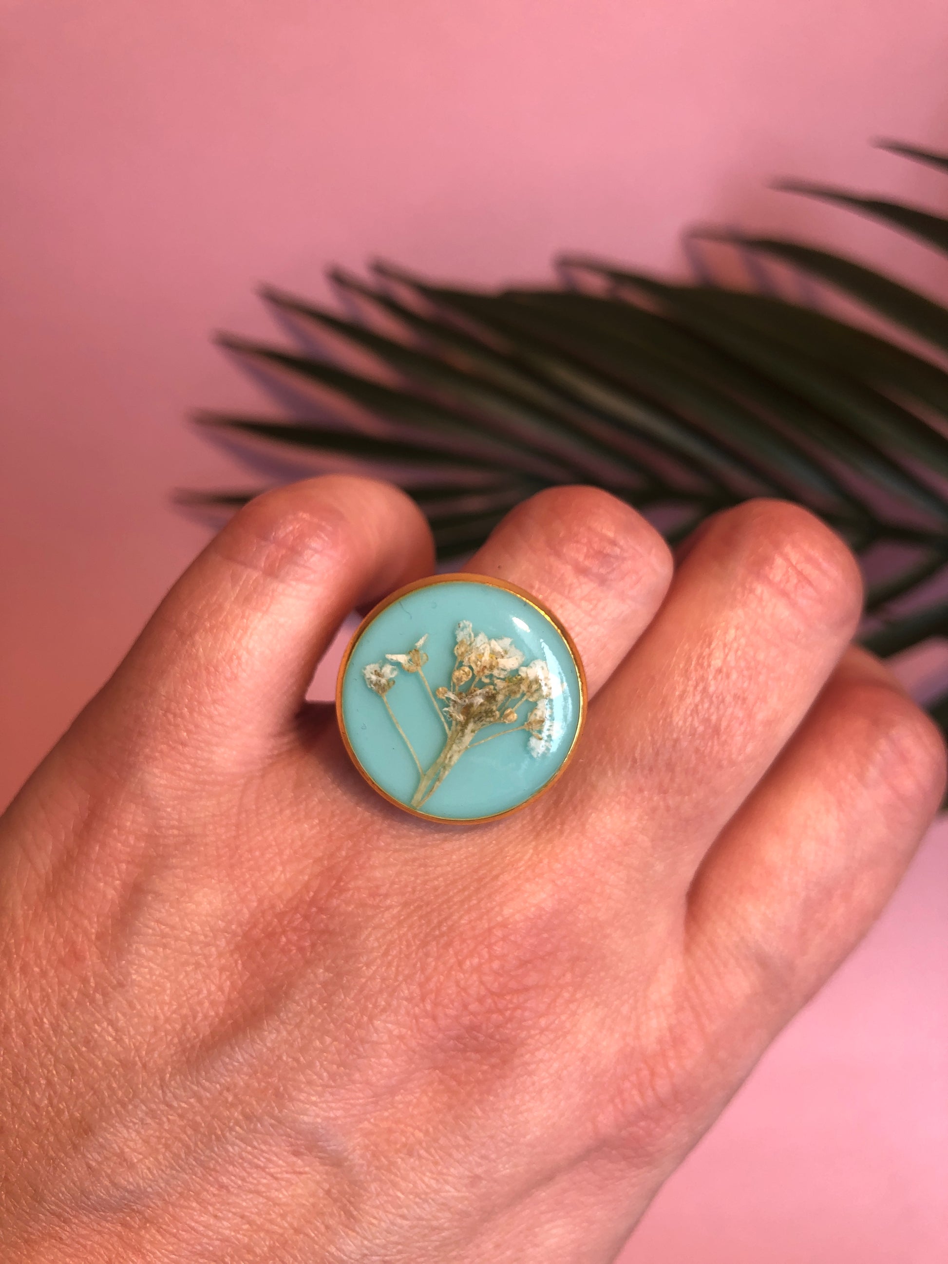 bague ronde en résine avec fleurs