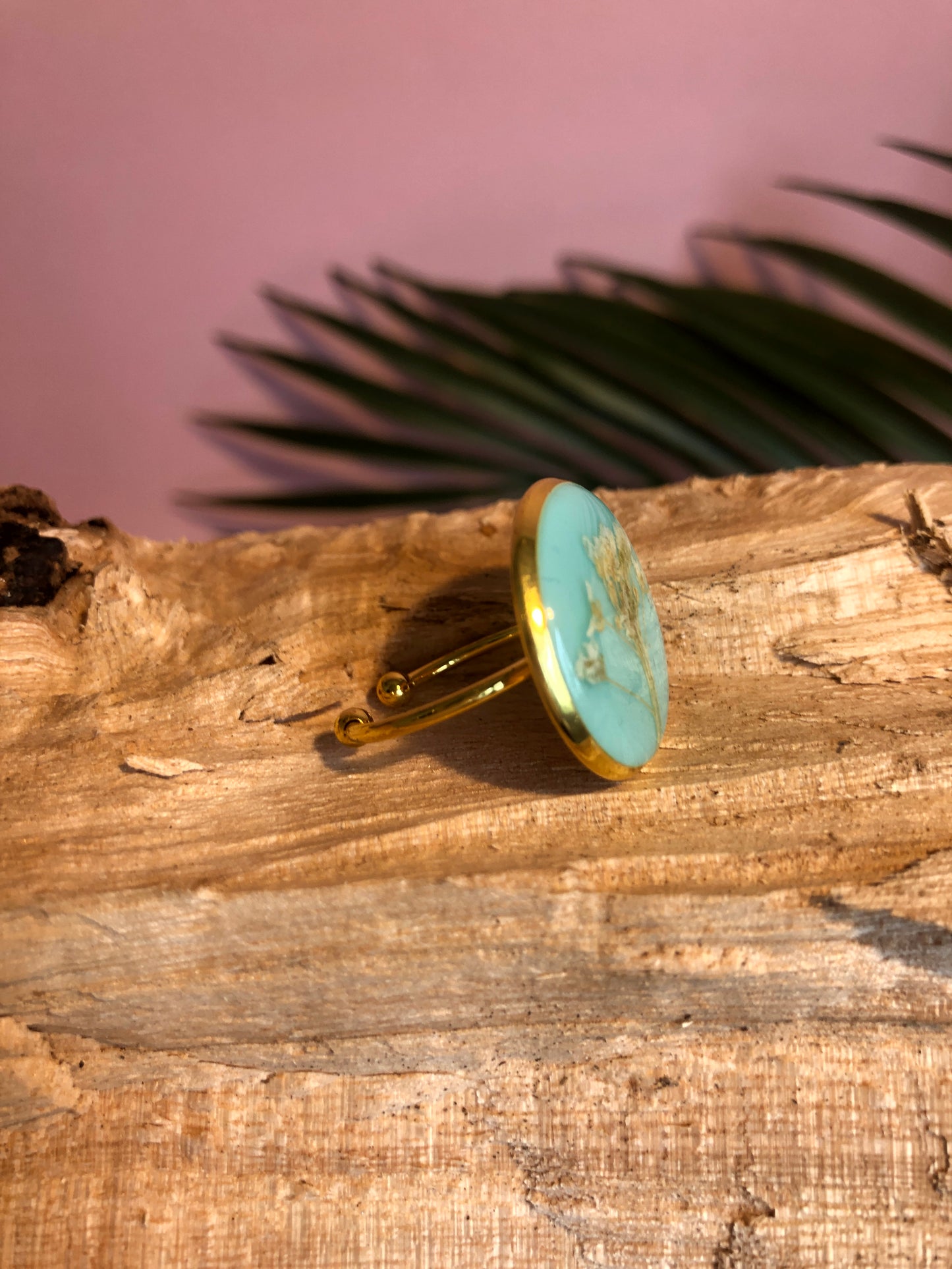 bague ronde en résine avec fleurs séchées