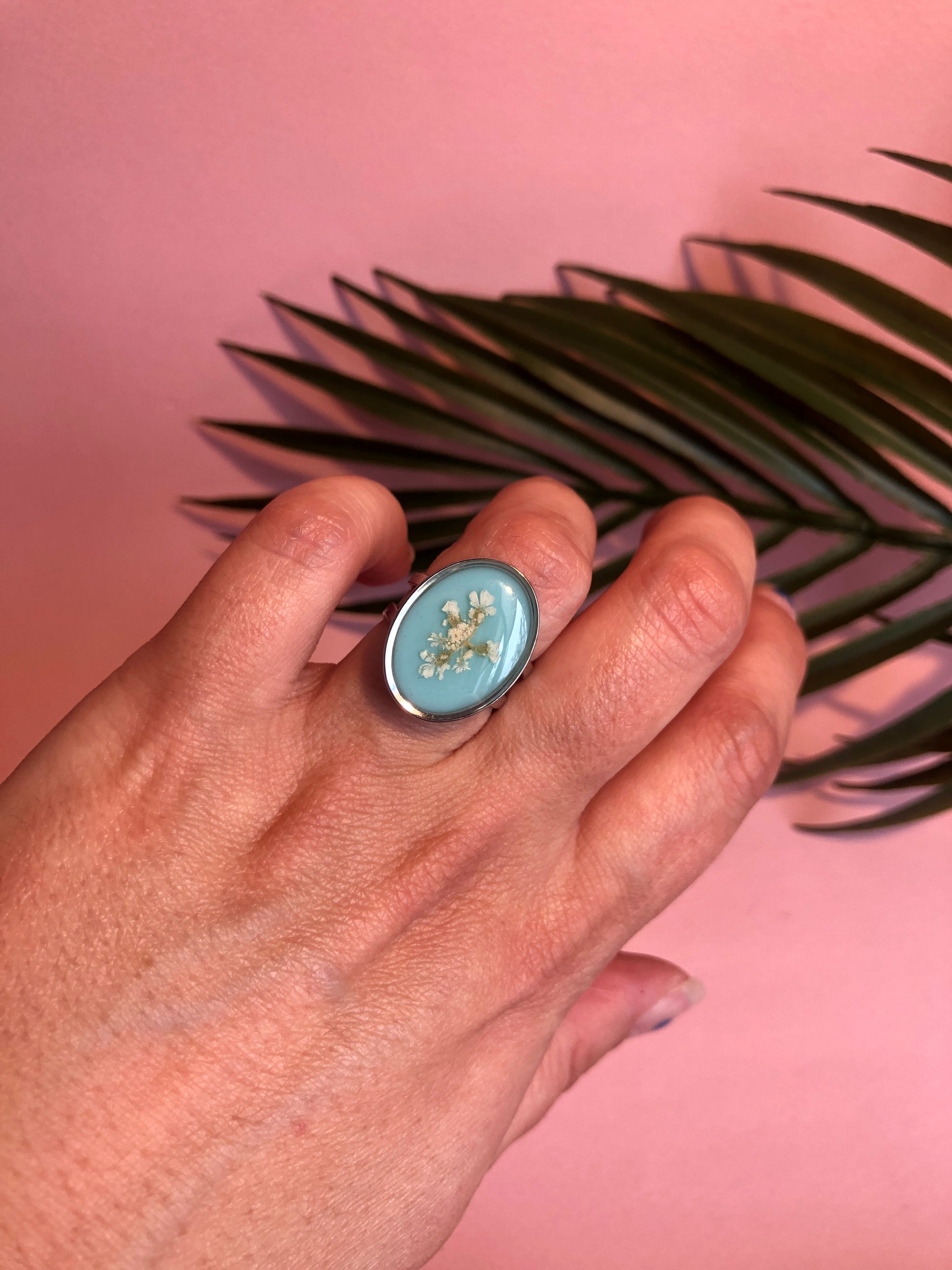 bague en résine avec fleurs