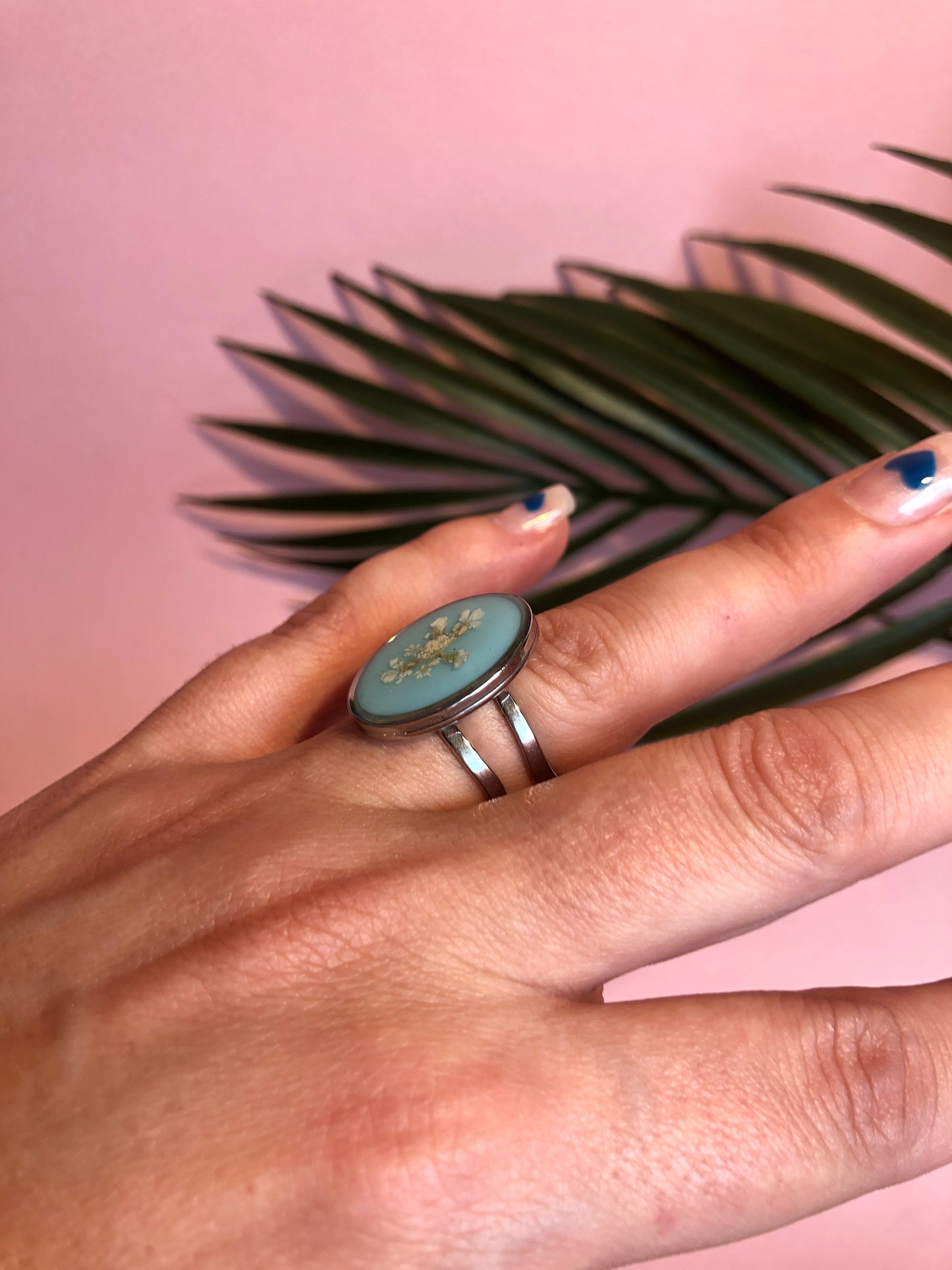 bague imposante en résine avec fleurs