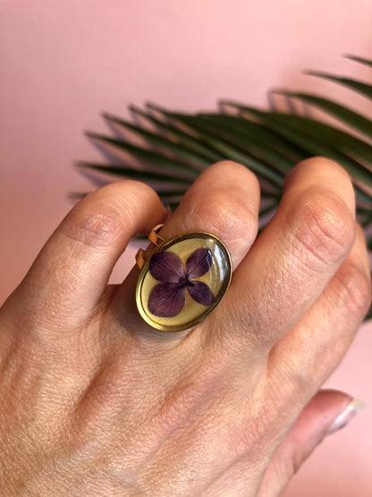 bague ovale en résine avec fleur violette