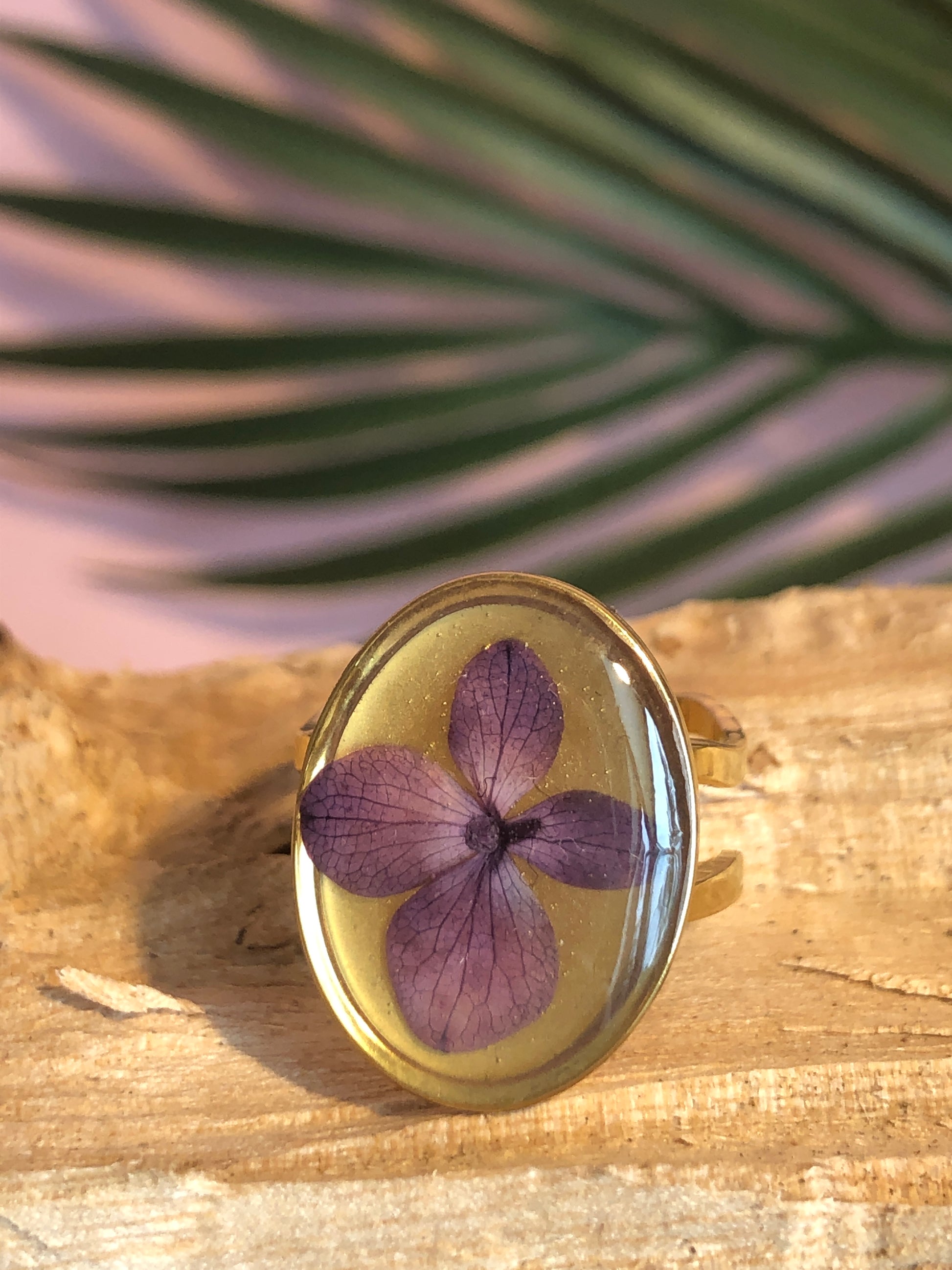 bague ovale en résine avec pétale de fleurs