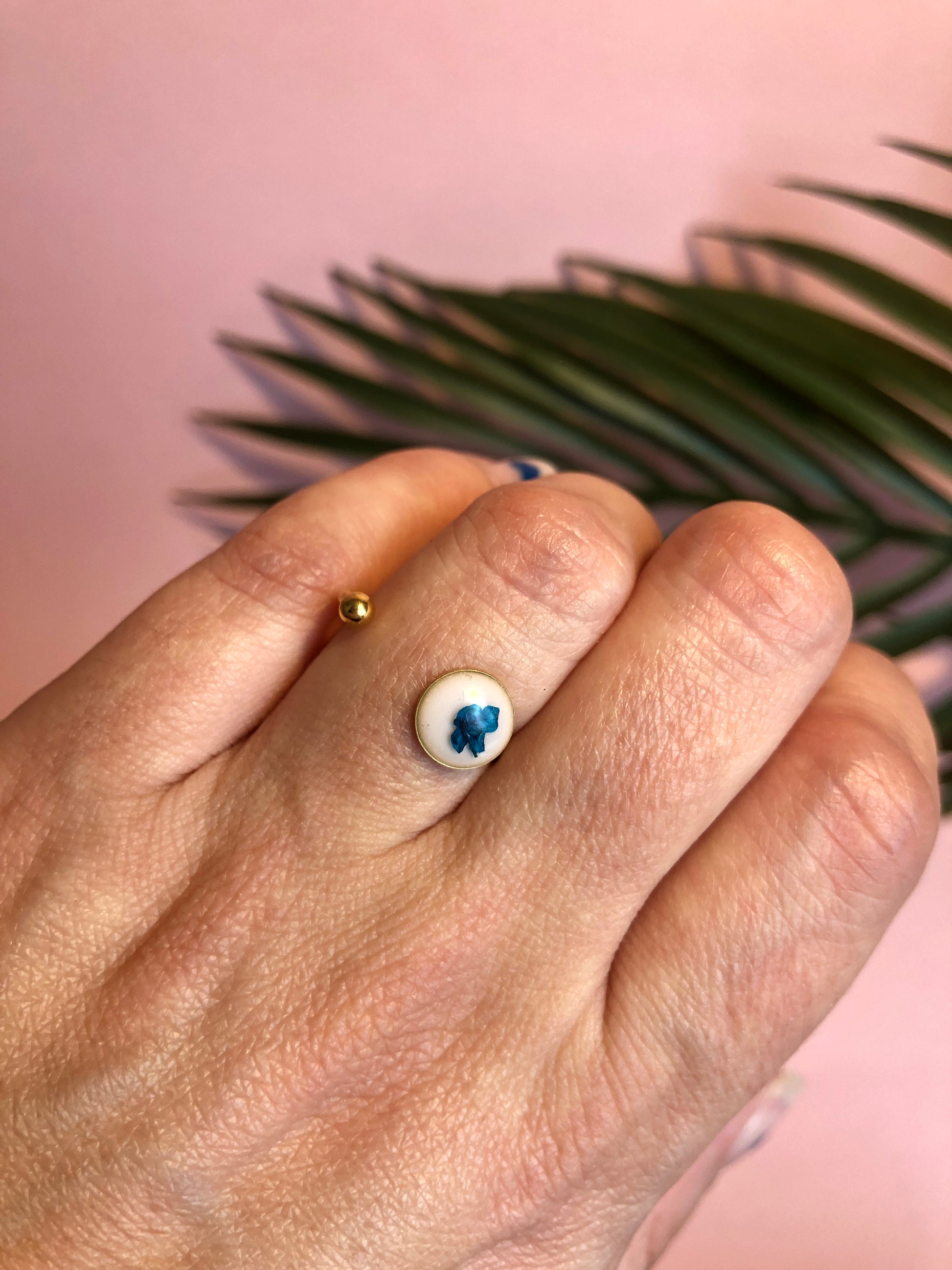 bague en acier inoxydable, résine incrustée d'une fleur d'alysse bleue