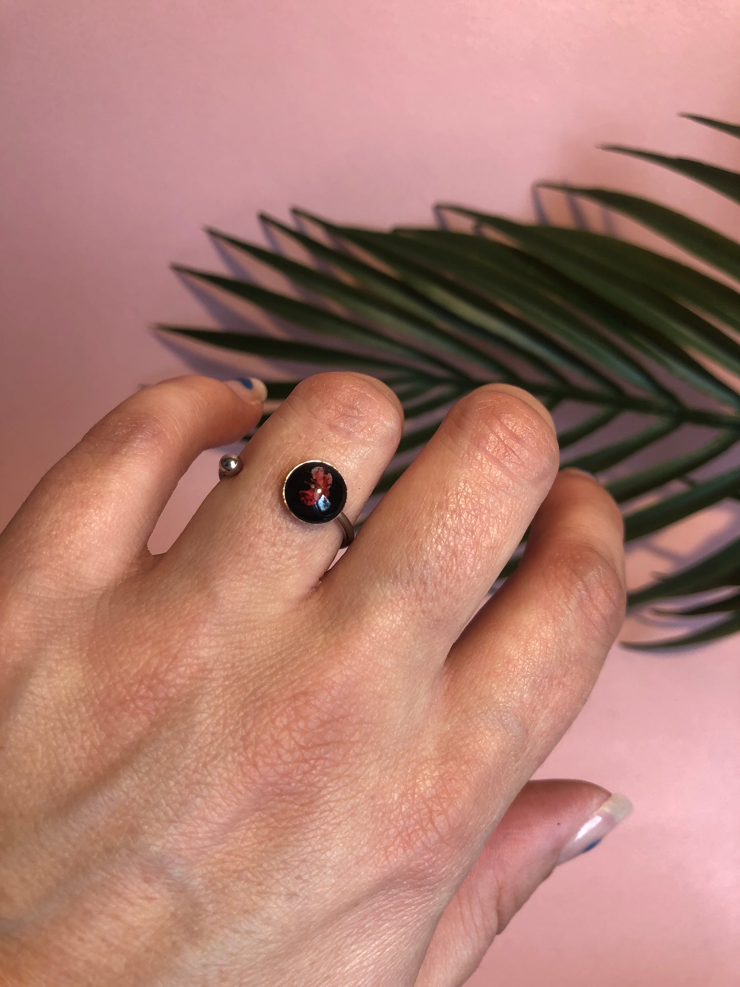 bague forme ronde en résine et fleur incrustée