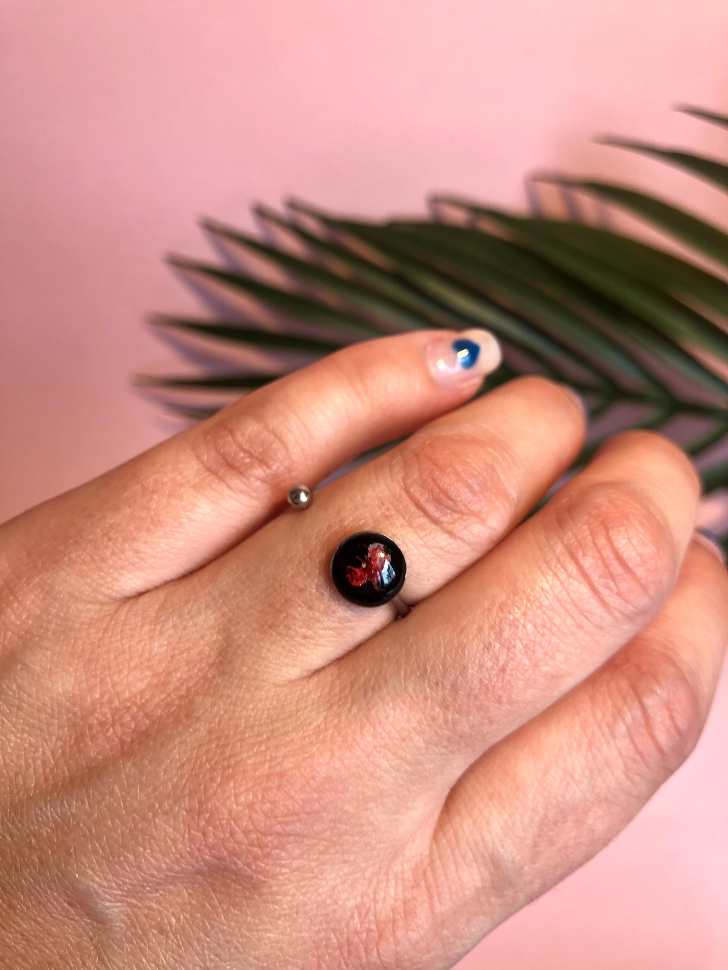 bague femme anneau forme ronde en résine noire et fleur 