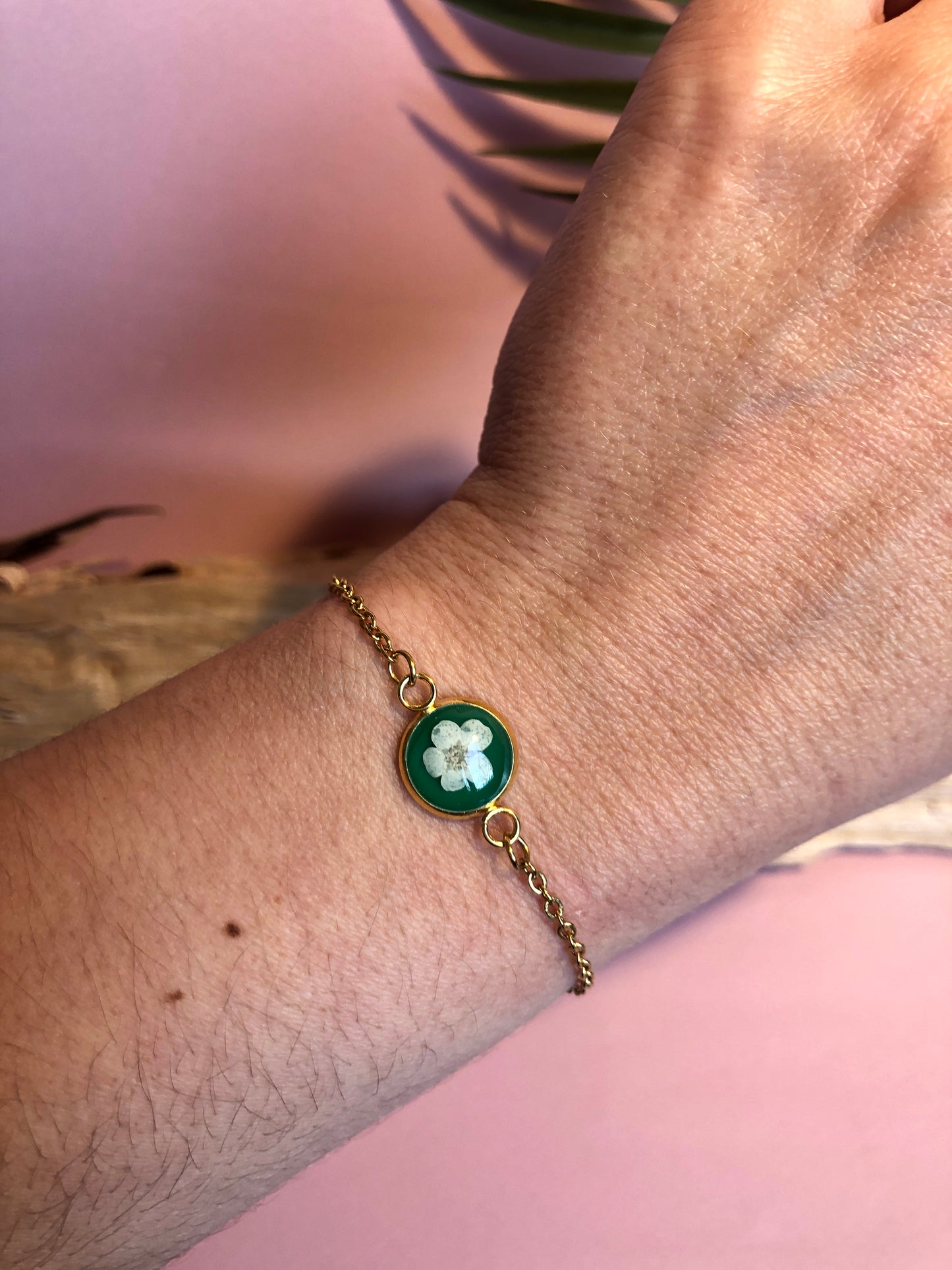 Bracelet spirée blanche fond vert