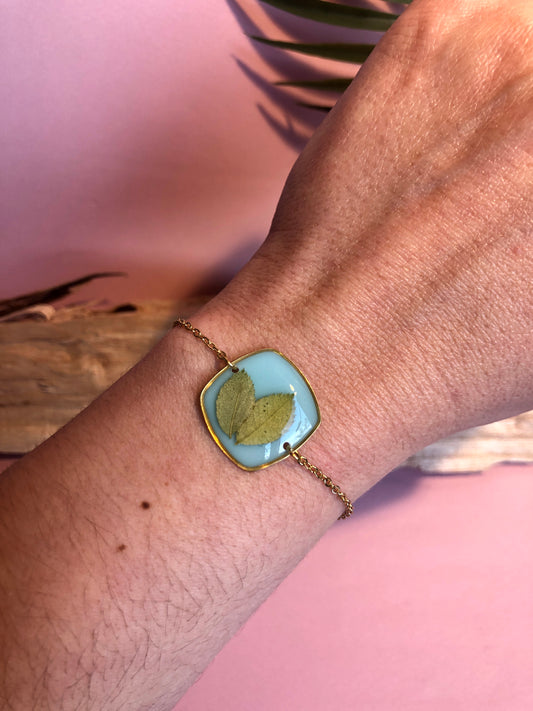 bracelet en résine et feuille d'églantier 