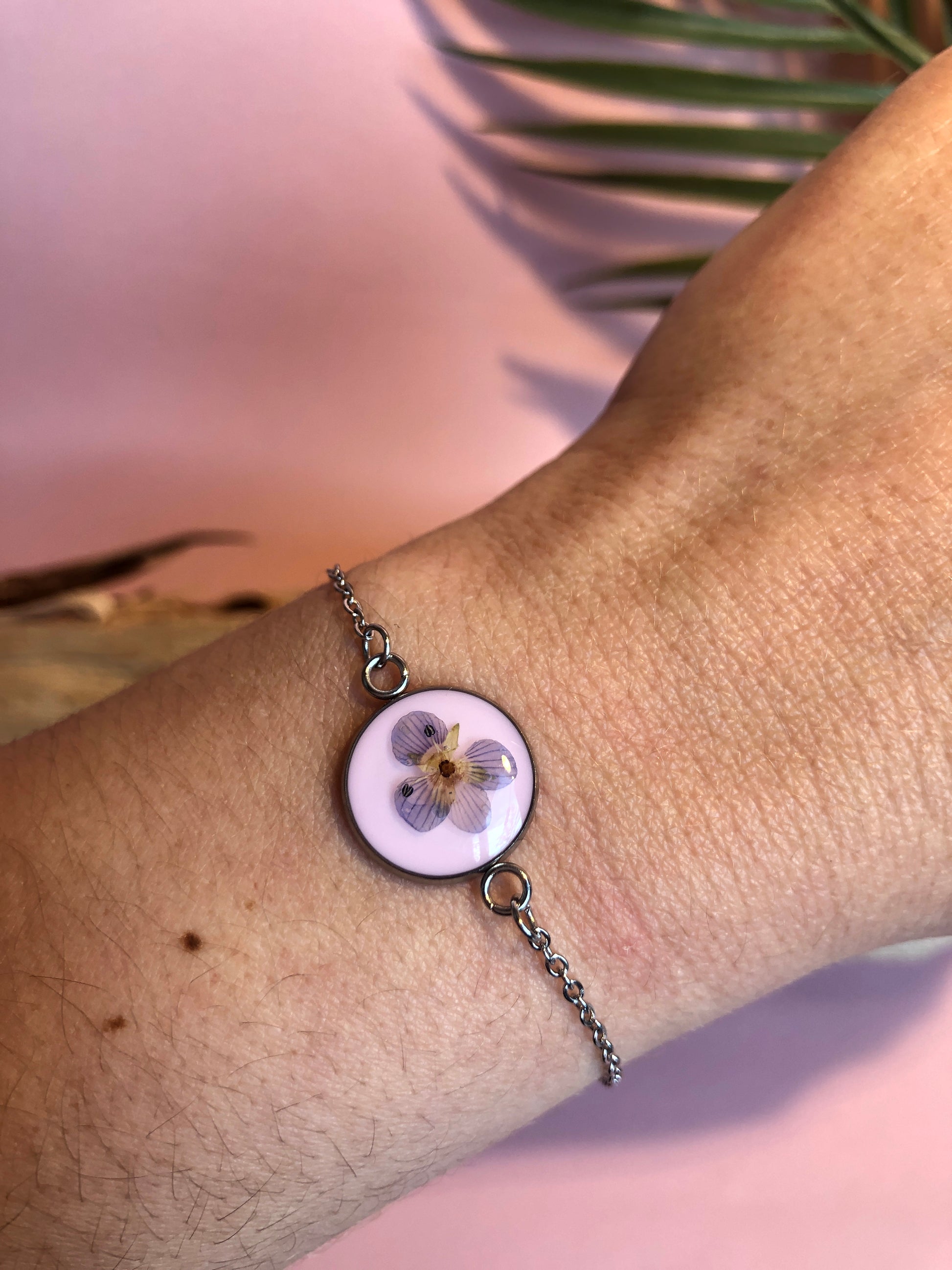 bracelet en résine avec fleurs séchées