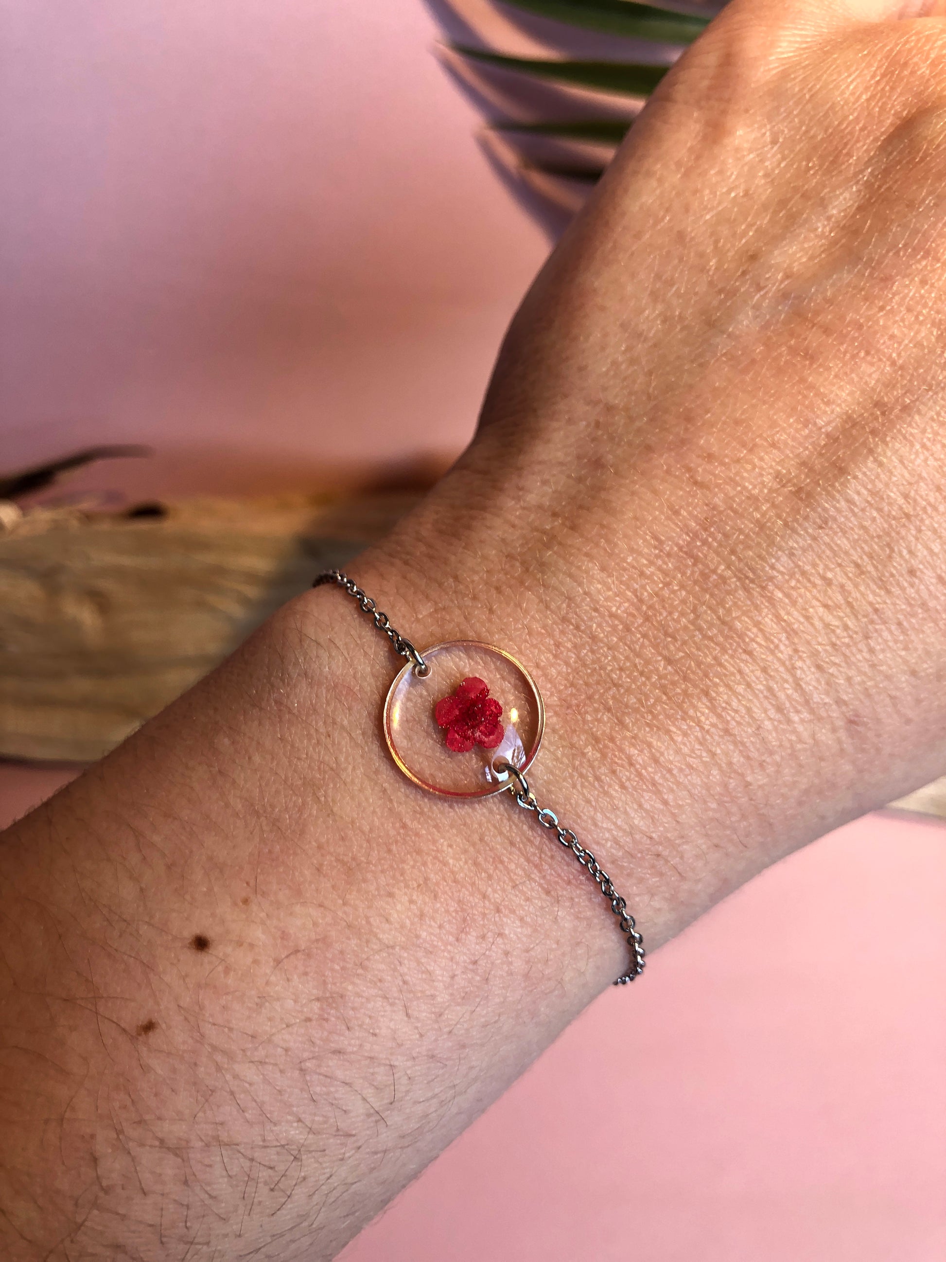 bracelet en résine et fleurs de spirée