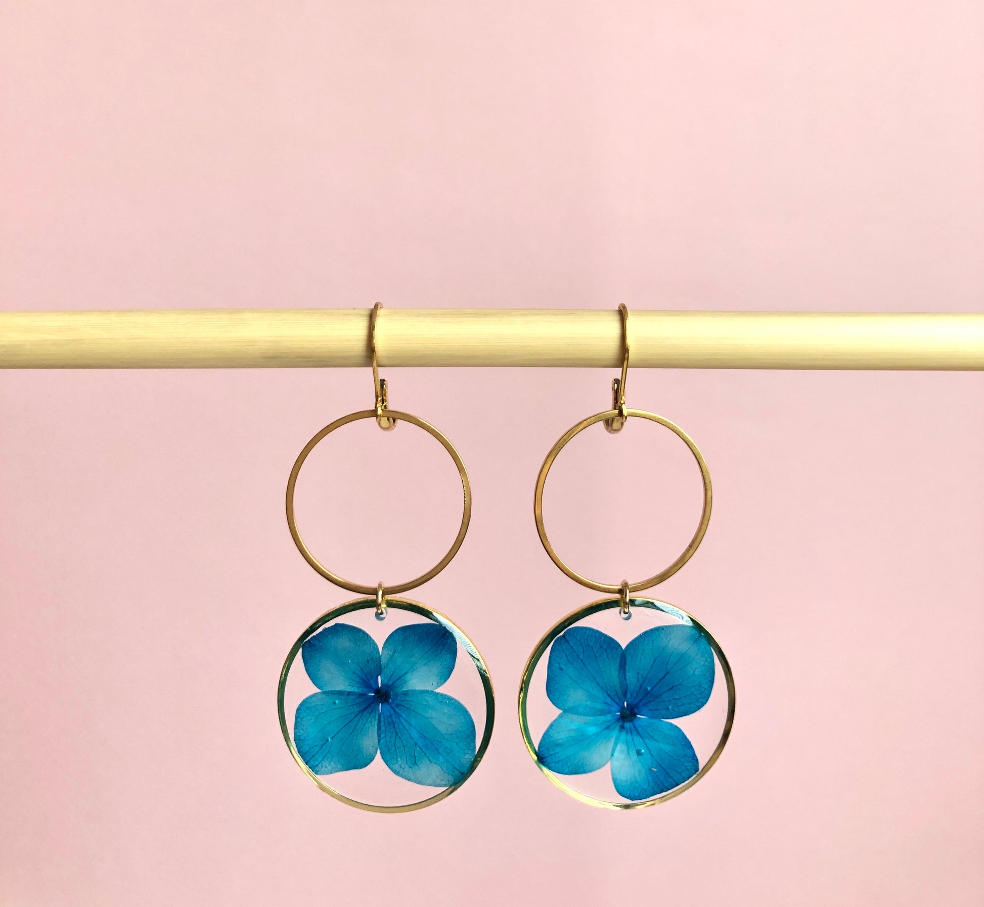 boucles d'oreilles femme hortensia et résine