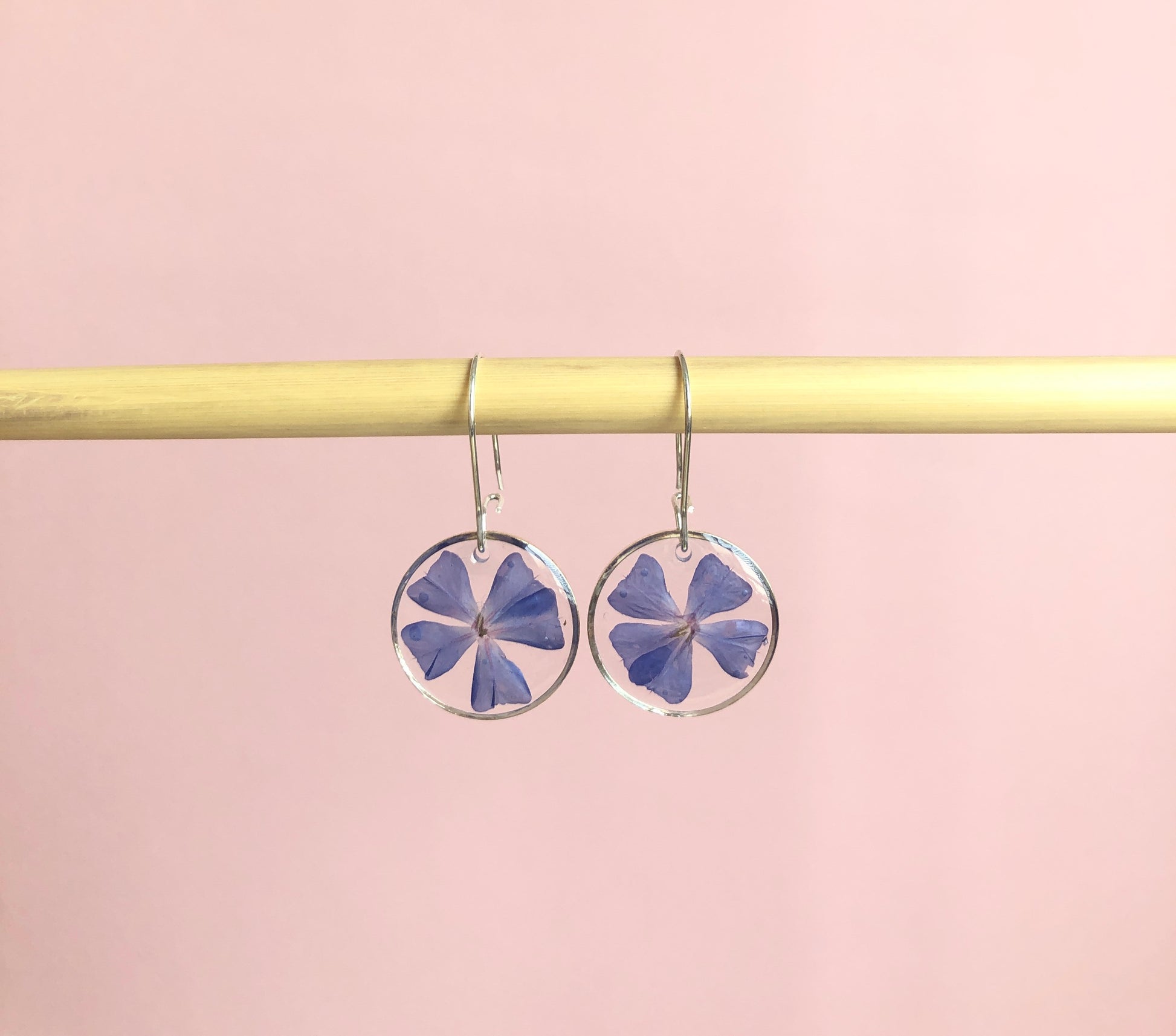 boucles d'oreilles femme ronde en résine et fleurs de plumbago