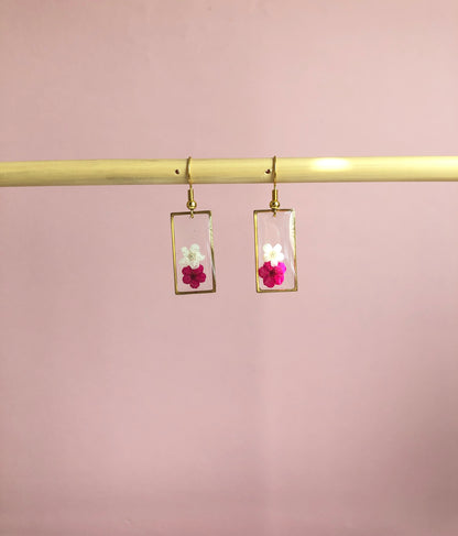 boucles d'oreilles rectangulaire en résine et fleurs naturelles