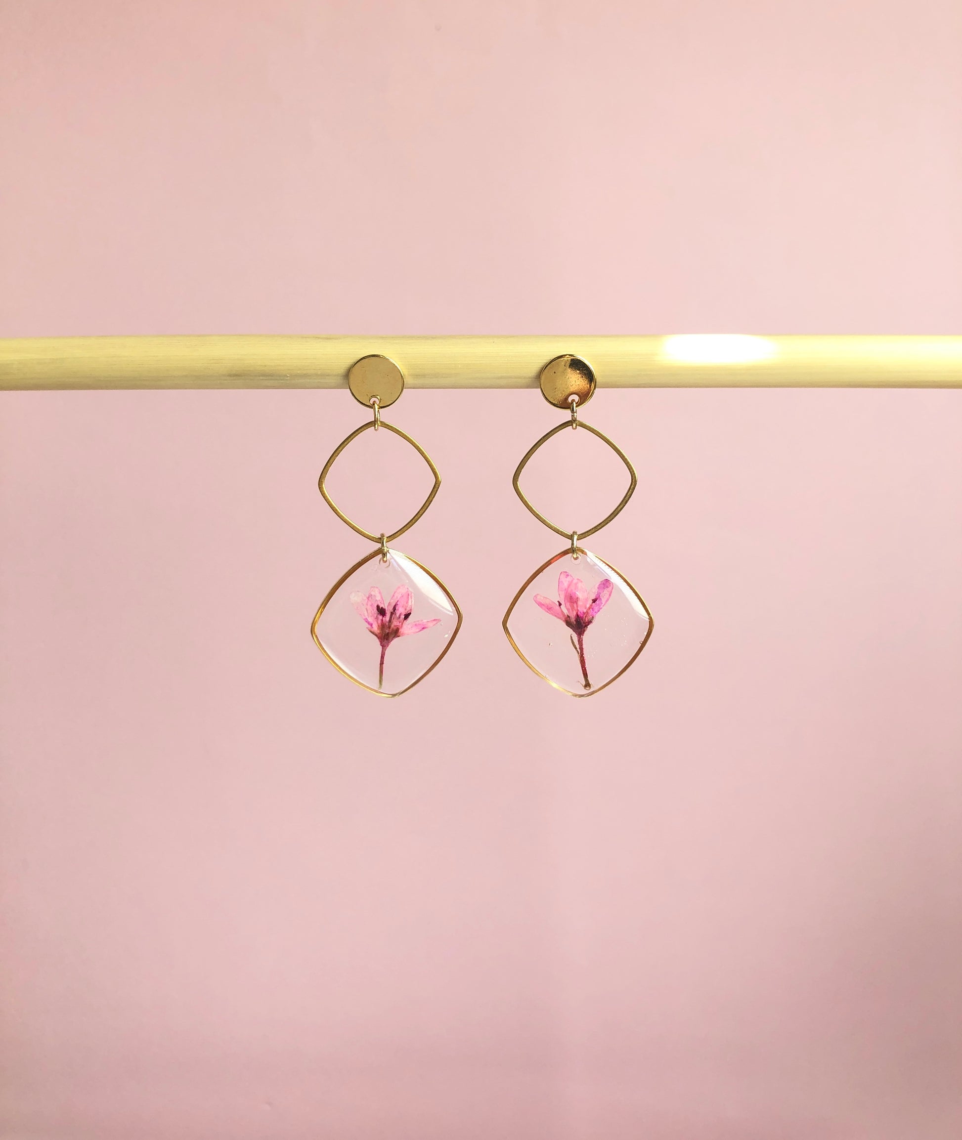 boucles d'oreilles femme en résine et fleurs forme losange 