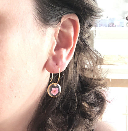 boucles d'oreilles femme résine et fleurs rose 