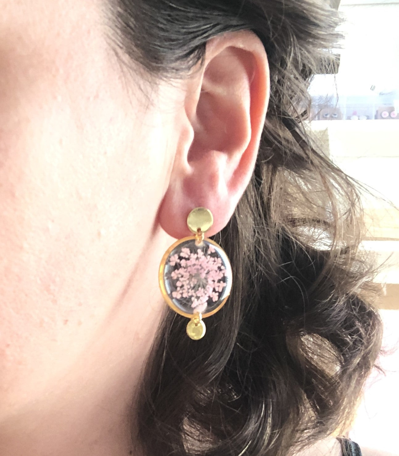 boucles d'oreilles femme en résine et fleurs d'ammi majus 