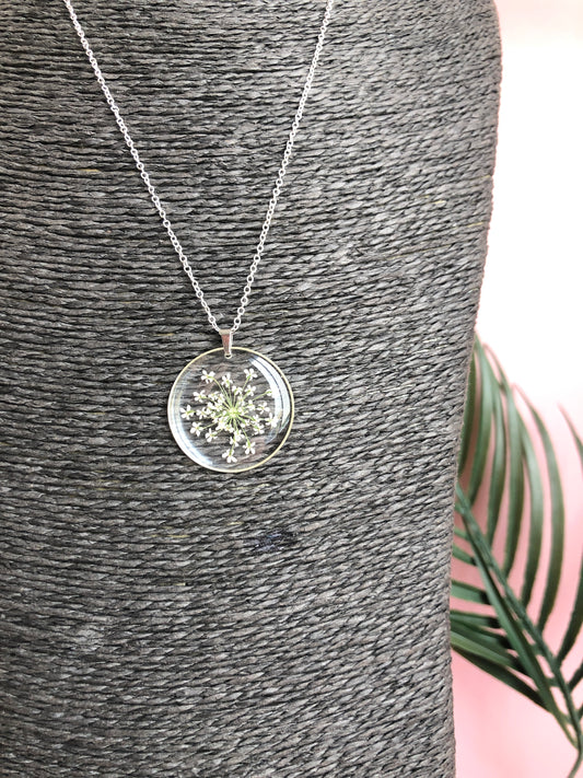 collier en argent pendentif rond en résine et fleurs 