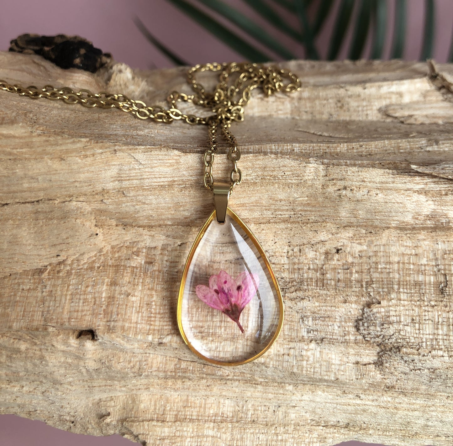 collier pendentif en résine et fleurs séchées