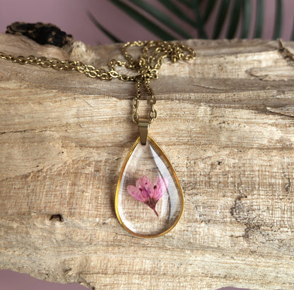 collier pendentif en résine et fleurs séchées