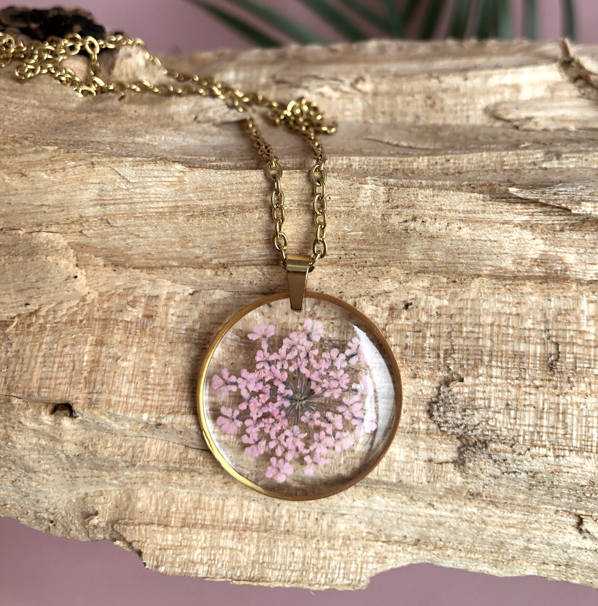 collier pendentif en résine et fleurs séchées