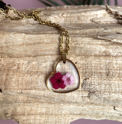 collier pendentif coeur en résine et fleurs