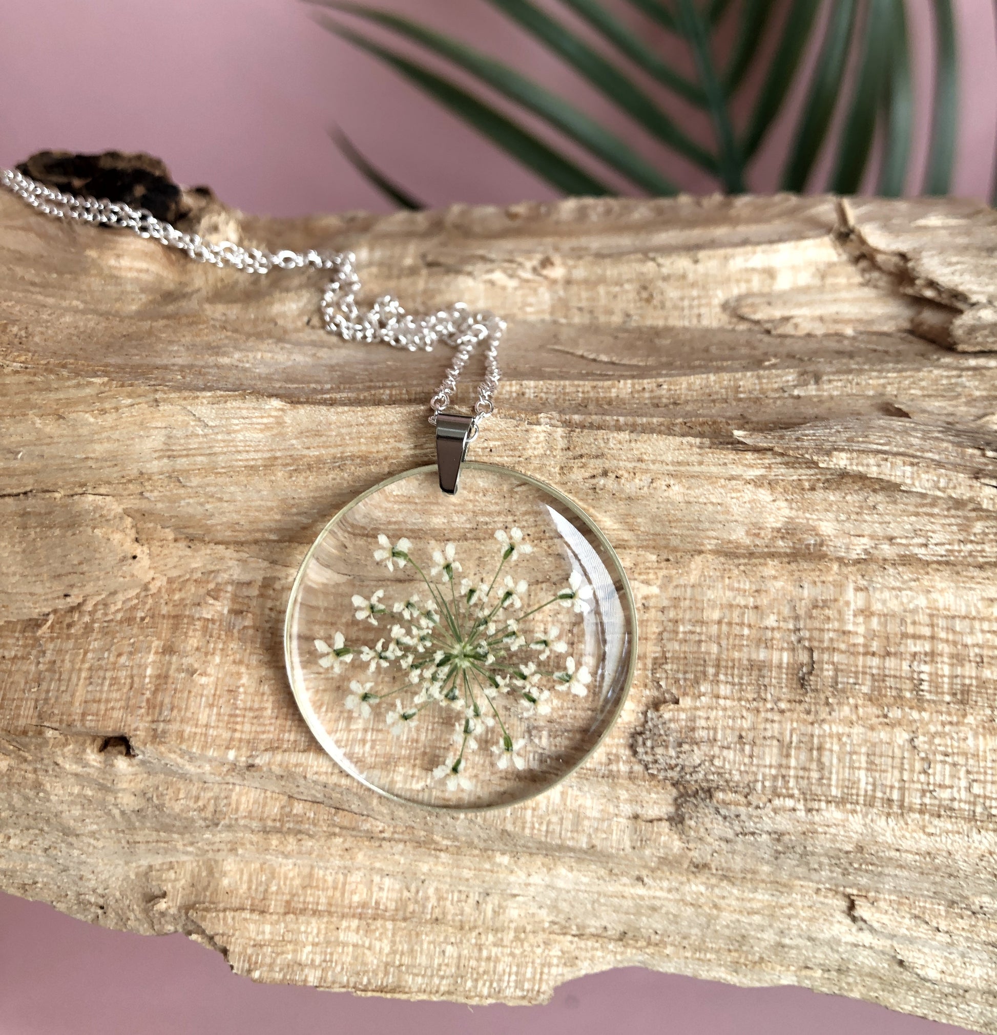 collier en argent pendentif rond en résine et fleurs naturelles