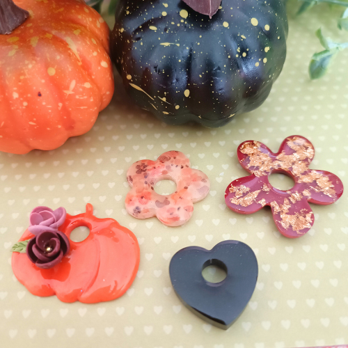 sister box boucles d'oreilles pampilles charm interchangeable fleur coeur citrouille automne resine fimo argile polymère noir orange bordeaux or vert d'eau leopard bleu sable beige etoile creoles bijoux blossom 