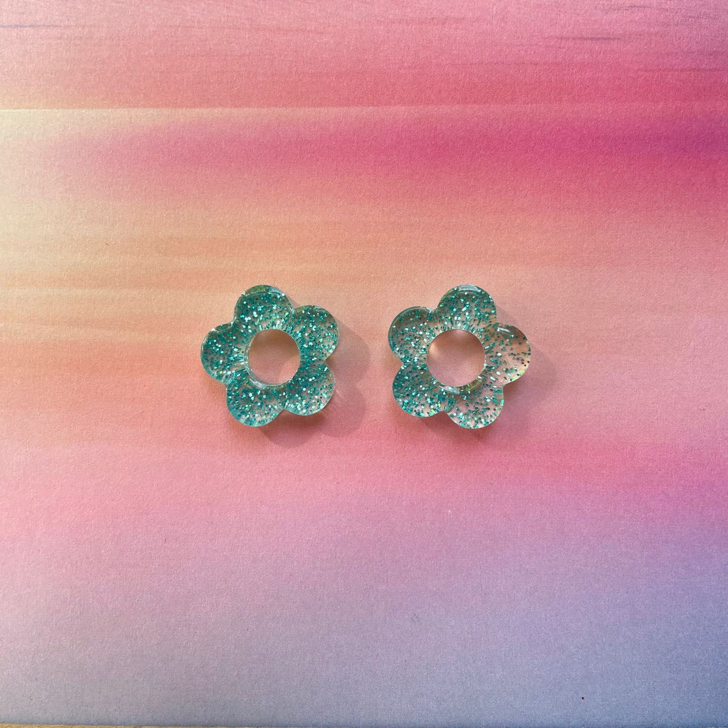 bijoux boucles d'oreilles créoles doré argenté or argent fleur résine paillettes tendance interchangeable bleu rose multicolore vert jaune noir blanc turquoise fuchsia pastel orange rouge 