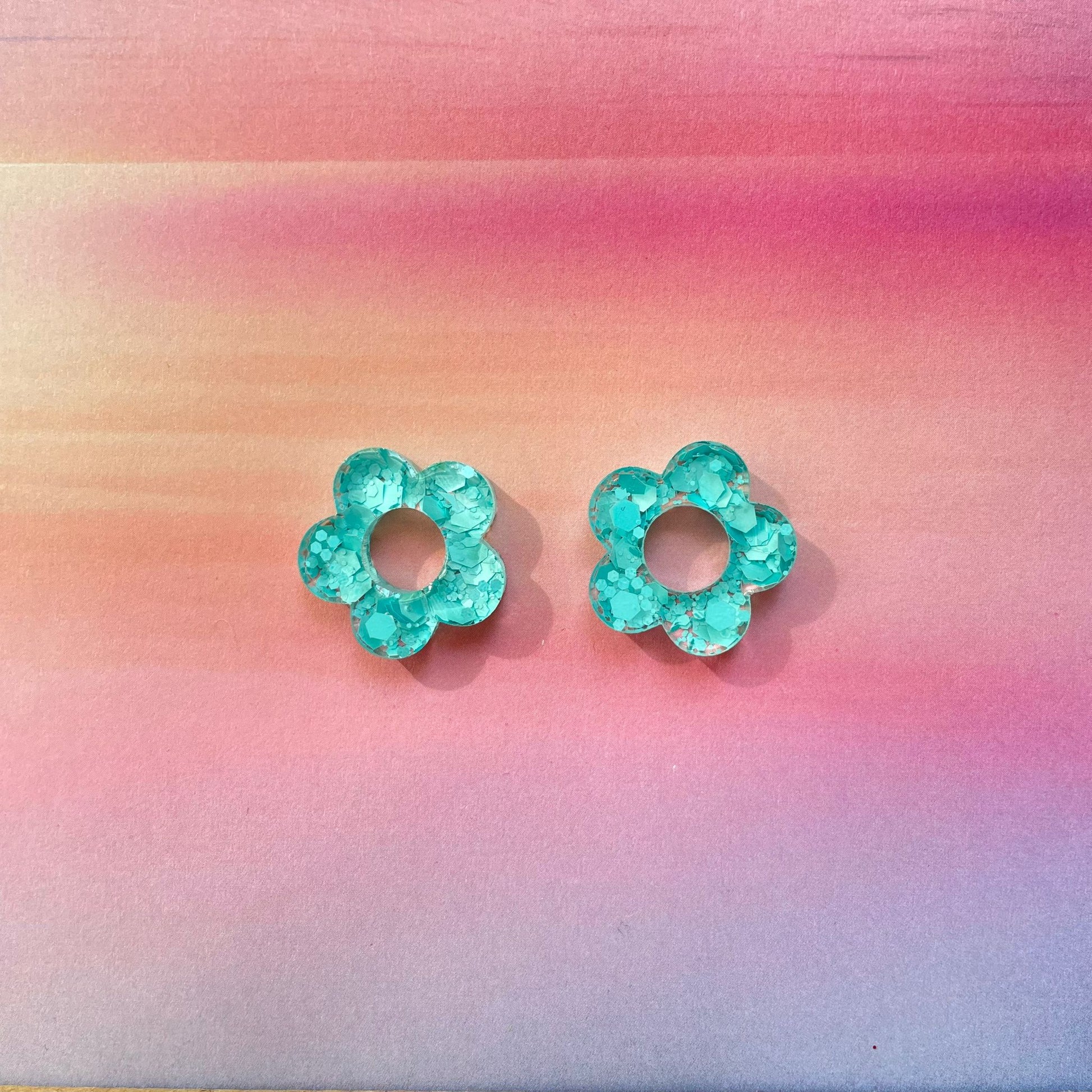 bijoux boucles d'oreilles créoles doré argenté or argent fleur résine paillettes tendance interchangeable bleu rose multicolore vert jaune noir blanc turquoise fuchsia pastel orange rouge 