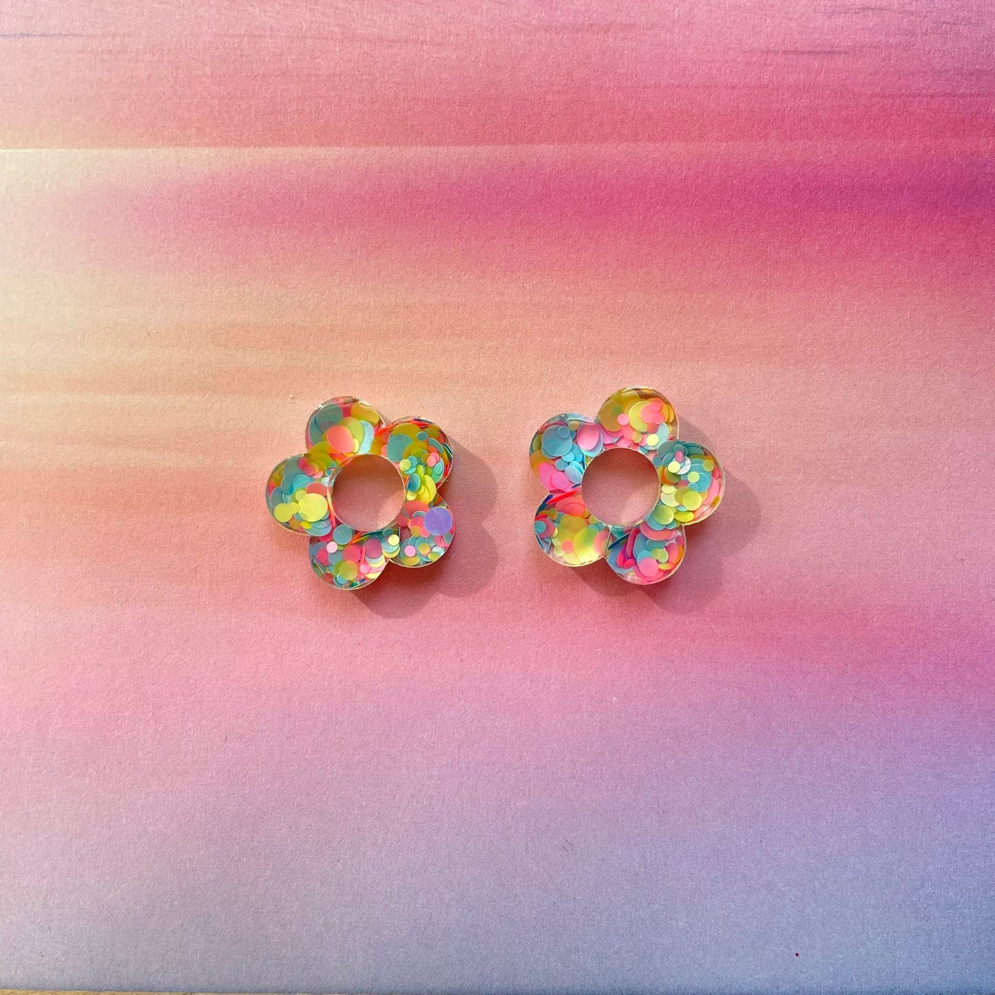 bijoux boucles d'oreilles créoles doré argenté or argent fleur résine paillettes tendance interchangeable bleu rose multicolore vert jaune noir blanc turquoise fuchsia pastel orange rouge 