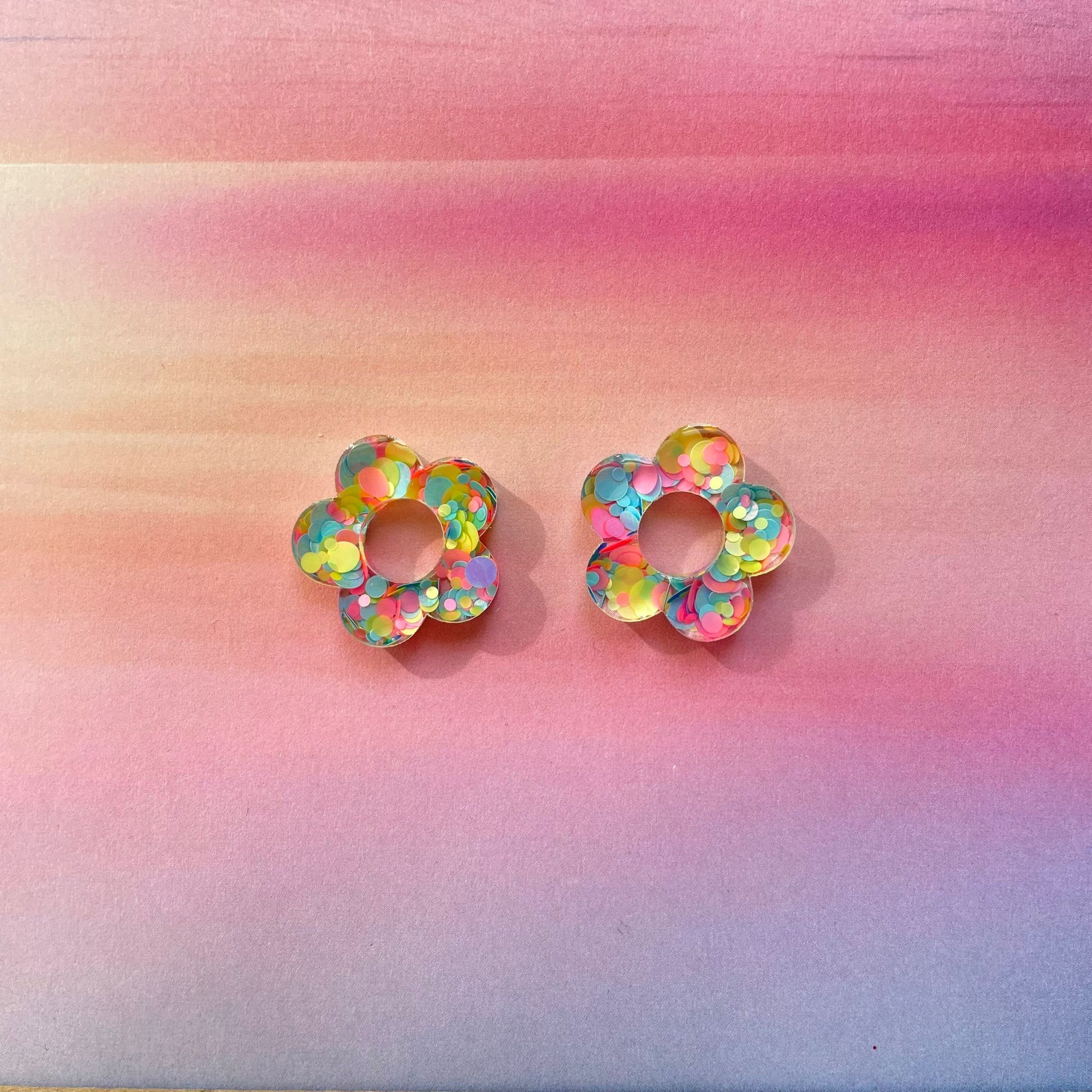 bijoux boucles d'oreilles créoles doré argenté or argent fleur résine paillettes tendance interchangeable bleu rose multicolore vert jaune noir blanc turquoise fuchsia pastel orange rouge 