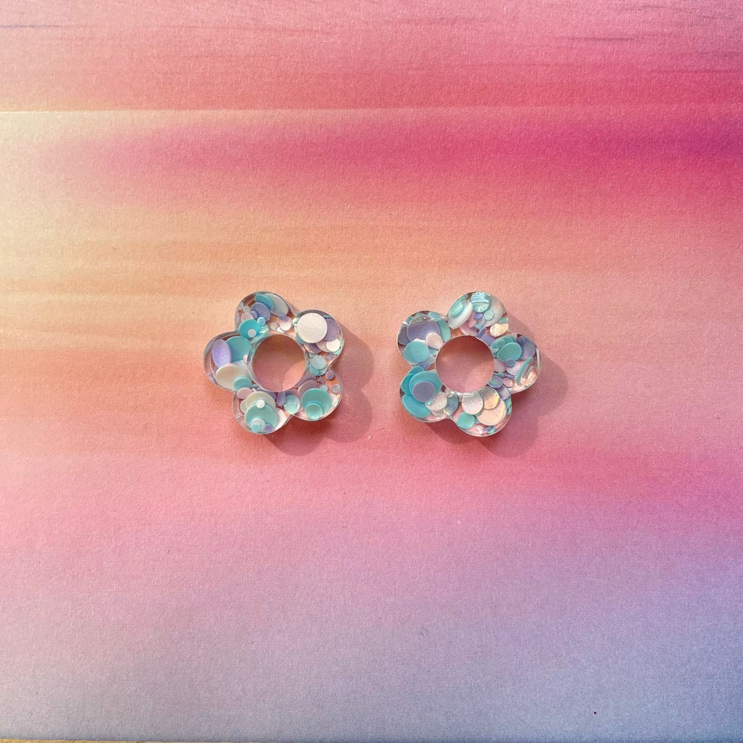 bijoux boucles d'oreilles créoles doré argenté or argent fleur résine paillettes tendance interchangeable bleu rose multicolore vert jaune noir blanc turquoise fuchsia pastel orange rouge 