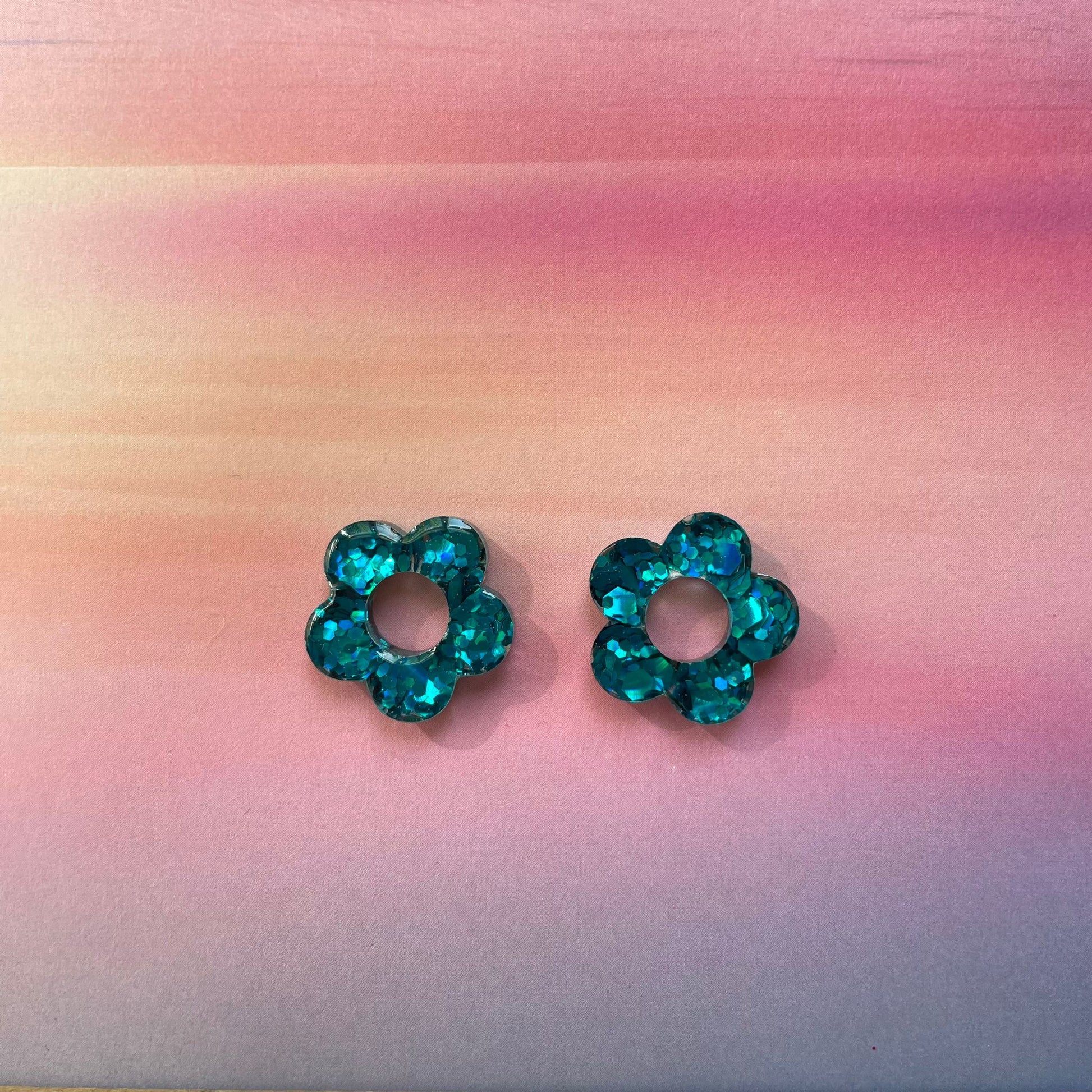 bijoux boucles d'oreilles créoles acier inoxydable ronde ovales rectangle doré argenté charm pampille fleur resine paillettes bleu brillant violet multicolore pastel vert jaune noir blanc nacré rose turquoise fuchsia orange sirène rouge néon 