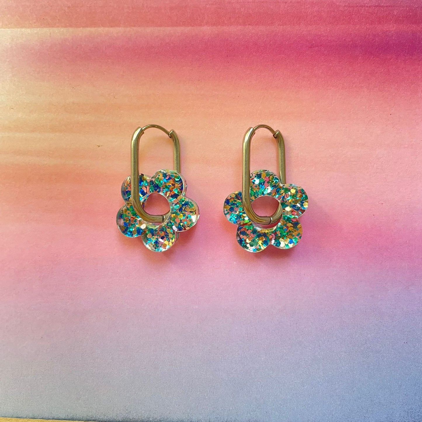 bijoux boucles d'oreilles créoles acier inoxydable ronde ovales rectangle doré argenté charm pampille fleur resine paillettes bleu brillant violet multicolore pastel vert jaune noir blanc nacré rose turquoise fuchsia orange sirène rouge néon 