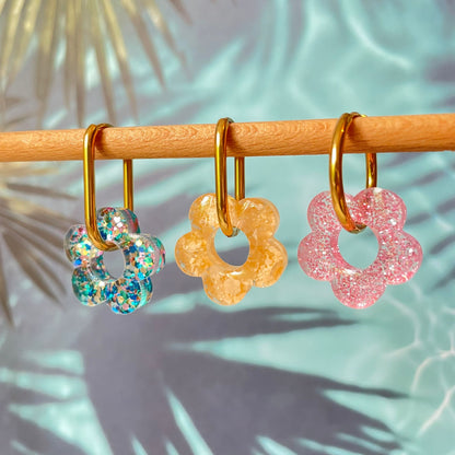 bijoux boucles d'oreilles créoles acier inoxydable ronde ovales rectangle doré argenté charm pampille fleur resine paillettes bleu brillant violet multicolore pastel vert jaune noir blanc nacré rose turquoise fuchsia orange sirène rouge néon BLOSSOM