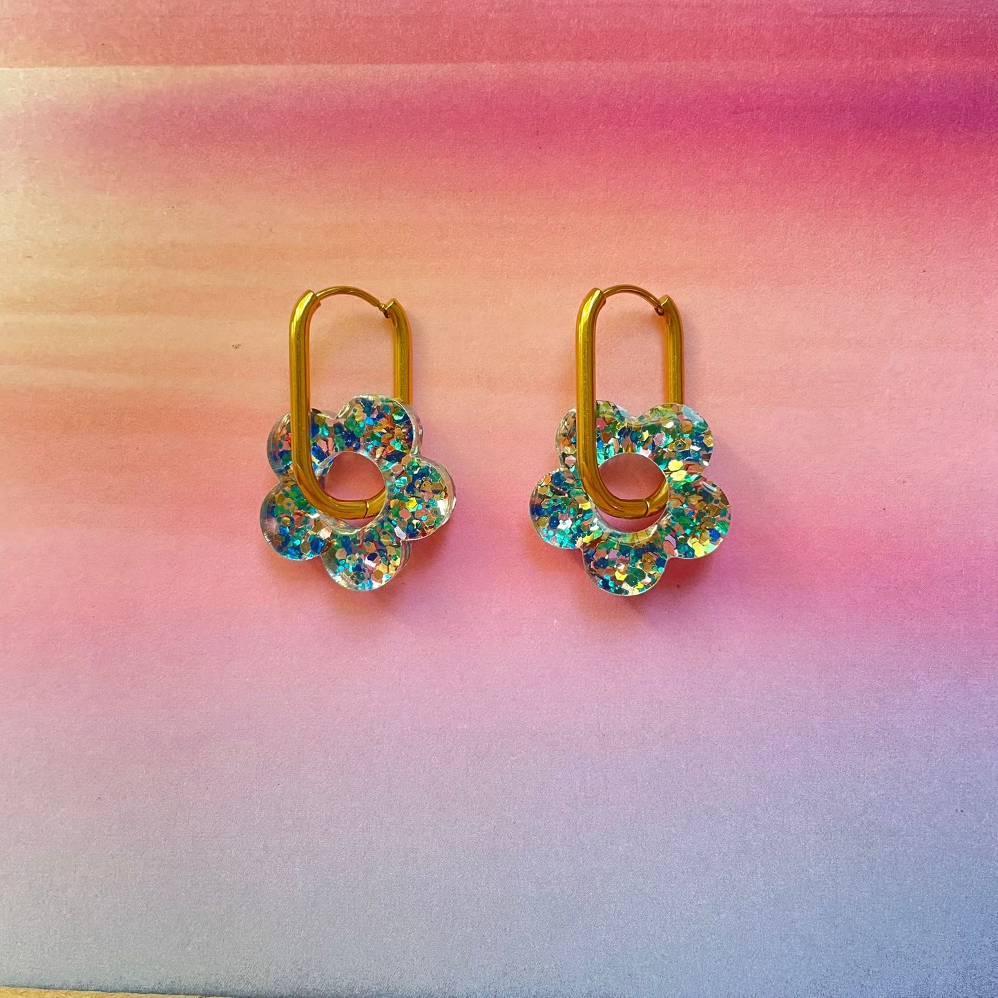 bijoux boucles d'oreilles créoles acier inoxydable ronde ovales rectangle doré argenté charm pampille fleur resine paillettes bleu brillant violet multicolore pastel vert jaune noir blanc nacré rose turquoise fuchsia orange sirène rouge néon 