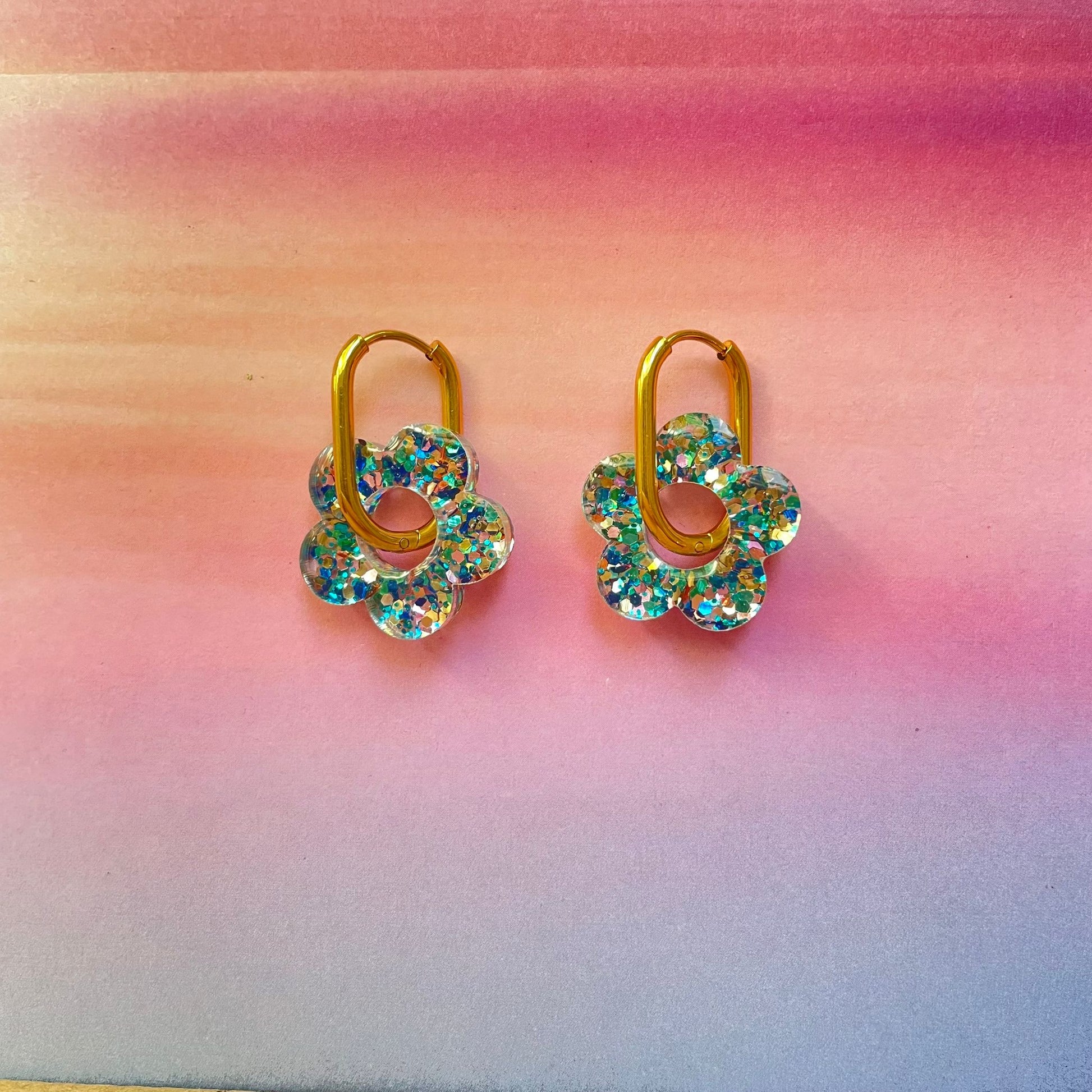 bijoux boucles d'oreilles créoles acier inoxydable ronde ovales rectangle doré argenté charm pampille fleur resine paillettes bleu brillant violet multicolore pastel vert jaune noir blanc nacré rose turquoise fuchsia orange sirène rouge néon 
