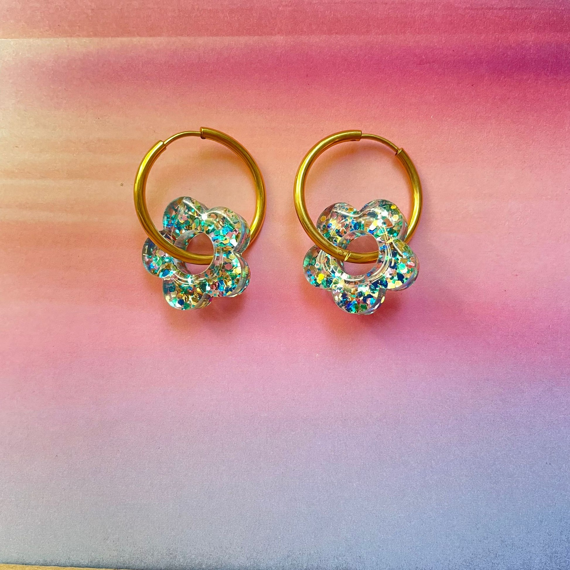 bijoux boucles d'oreilles créoles acier inoxydable ronde ovales rectangle doré argenté charm pampille fleur resine paillettes bleu brillant violet multicolore pastel vert jaune noir blanc nacré rose turquoise fuchsia orange sirène rouge néon 