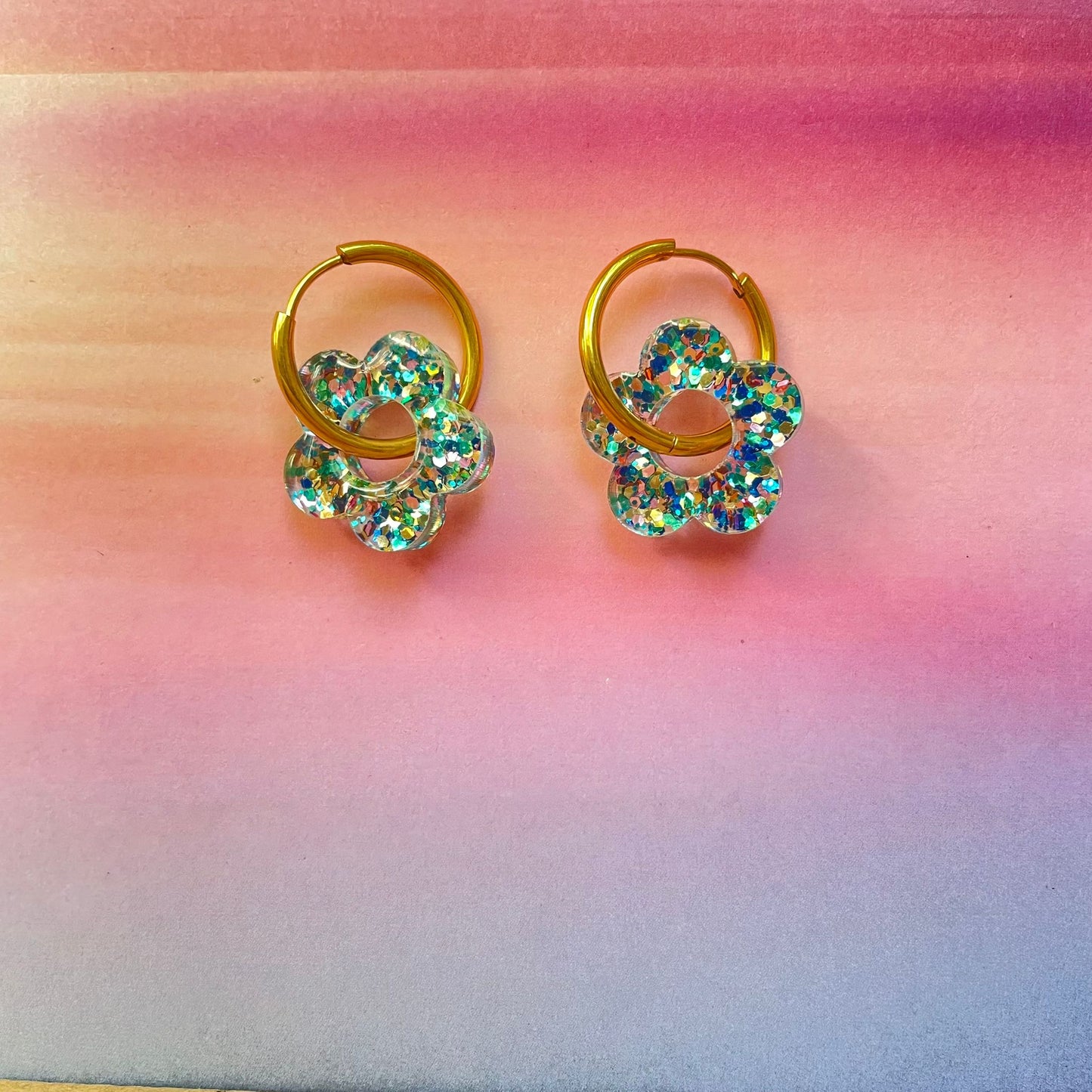 bijoux boucles d'oreilles créoles acier inoxydable ronde ovales rectangle doré argenté charm pampille fleur resine paillettes bleu brillant violet multicolore pastel vert jaune noir blanc nacré rose turquoise fuchsia orange sirène rouge néon 