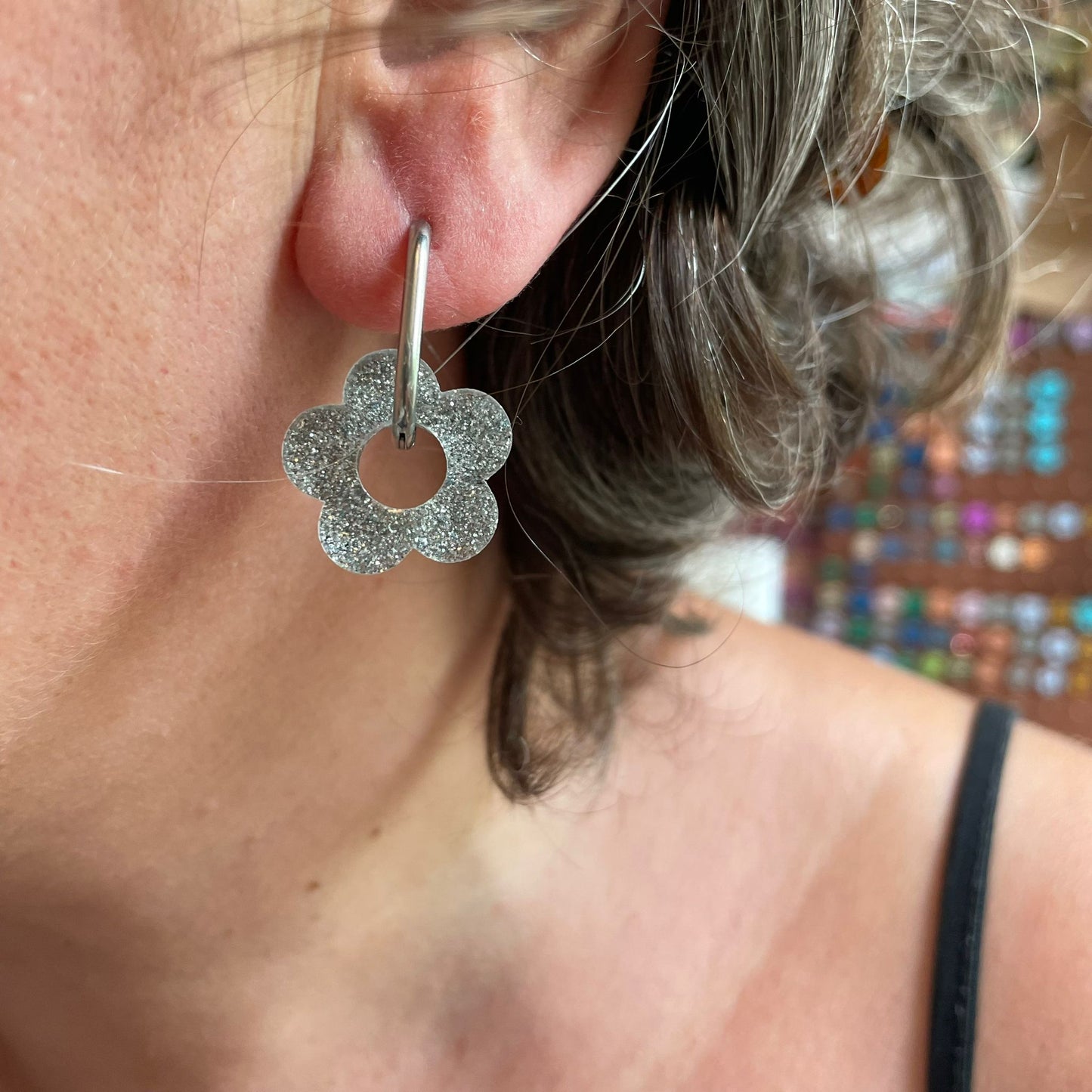 bijoux boucles d'oreilles créoles doré argenté or argent fleur résine paillettes tendance interchangeable bleu rose multicolore vert jaune noir blanc turquoise fuchsia pastel orange rouge 