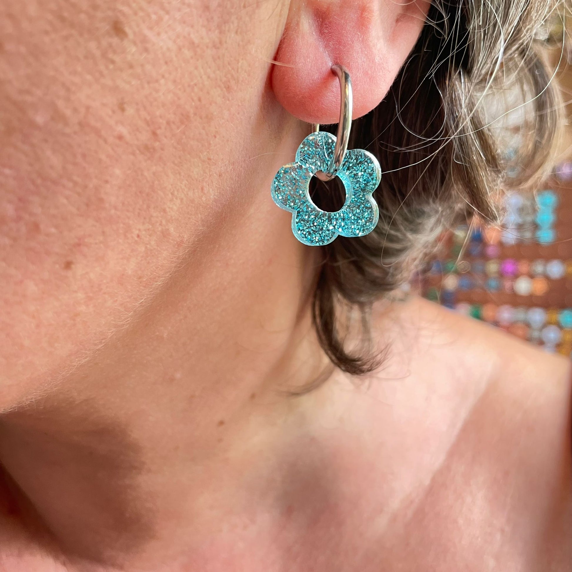 bijoux boucles d'oreilles créoles acier inoxydable ronde ovales rectangle doré argenté charm pampille fleur resine paillettes bleu brillant violet multicolore pastel vert jaune noir blanc nacré rose turquoise fuchsia orange sirène rouge néon blossom