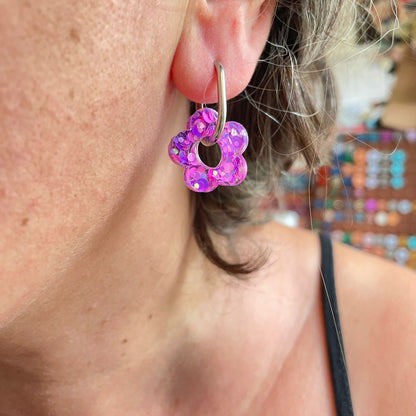 bijoux boucles d'oreilles créoles acier inoxydable ronde ovales rectangle doré argenté charm pampille fleur resine paillettes bleu brillant violet multicolore pastel vert jaune noir blanc nacré rose turquoise fuchsia orange sirène rouge néon 