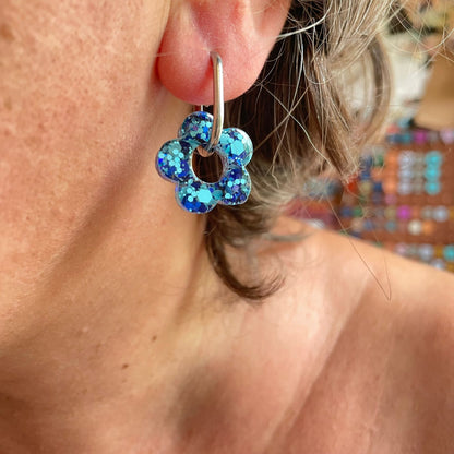 bijoux boucles d'oreilles créoles acier inoxydable ronde ovales rectangle doré argenté charm pampille fleur resine paillettes bleu brillant violet multicolore pastel vert jaune noir blanc nacré rose turquoise fuchsia orange sirène rouge néon BLOSSOM