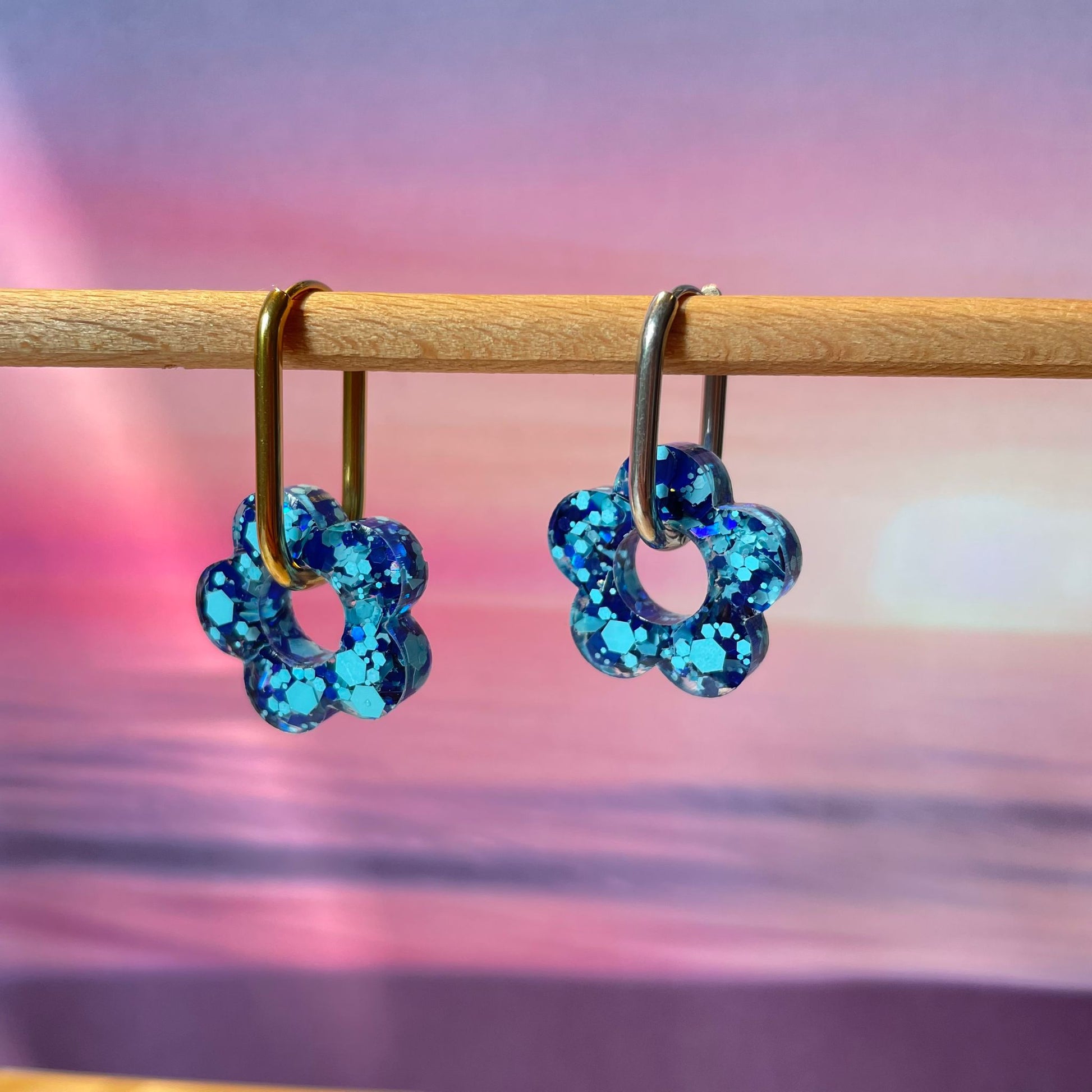 bijoux boucles d'oreilles créoles acier inoxydable ronde ovales rectangle doré argenté charm pampille fleur resine paillettes bleu brillant violet multicolore pastel vert jaune noir blanc nacré rose turquoise fuchsia orange sirène rouge néon BLOSSOM