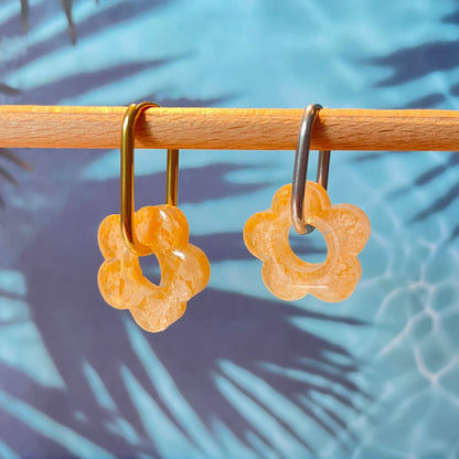 bijoux boucles d'oreilles créoles acier inoxydable ronde ovales rectangle doré argenté charm pampille fleur resine paillettes bleu brillant violet multicolore pastel vert jaune noir blanc nacré rose turquoise fuchsia orange sirène rouge néon BLOSSOM