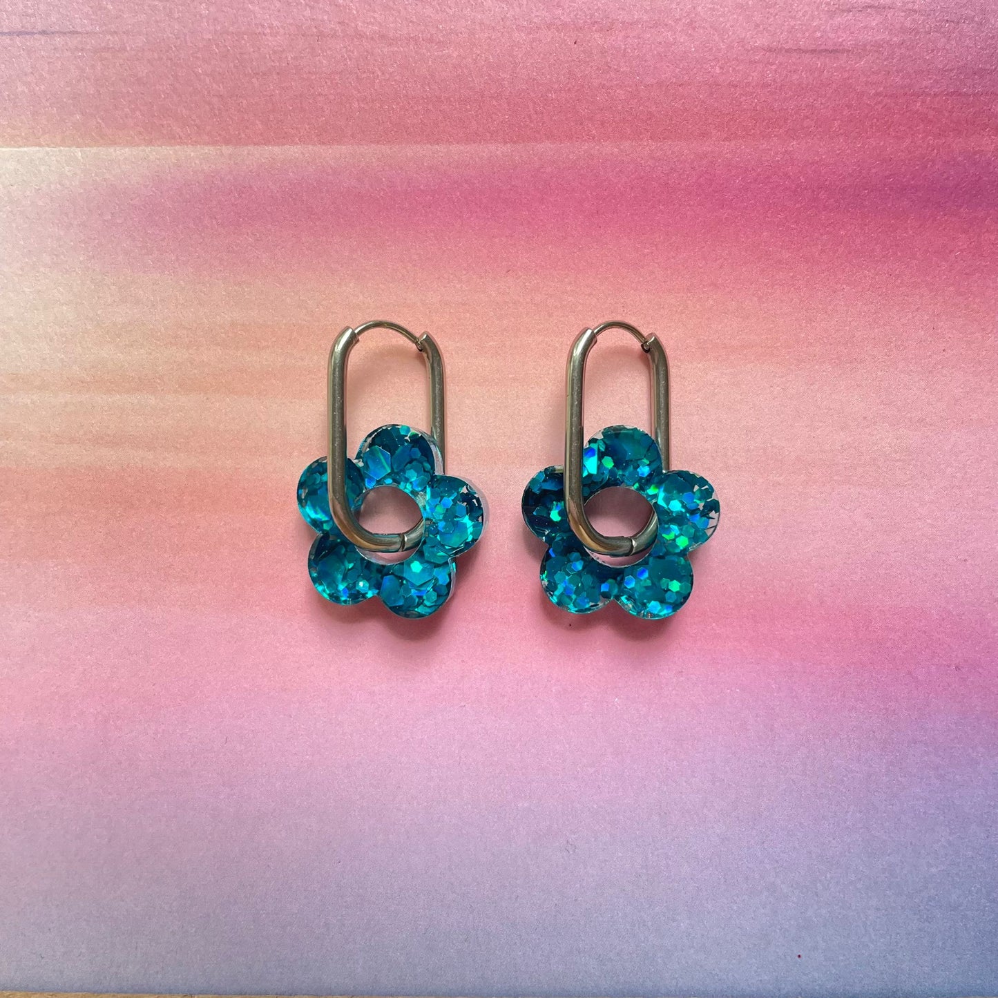 bijoux boucles d'oreilles créoles acier inoxydable ronde ovales rectangle doré argenté charm pampille fleur resine paillettes bleu brillant violet multicolore pastel vert jaune noir blanc nacré rose turquoise fuchsia orange sirène rouge néon 